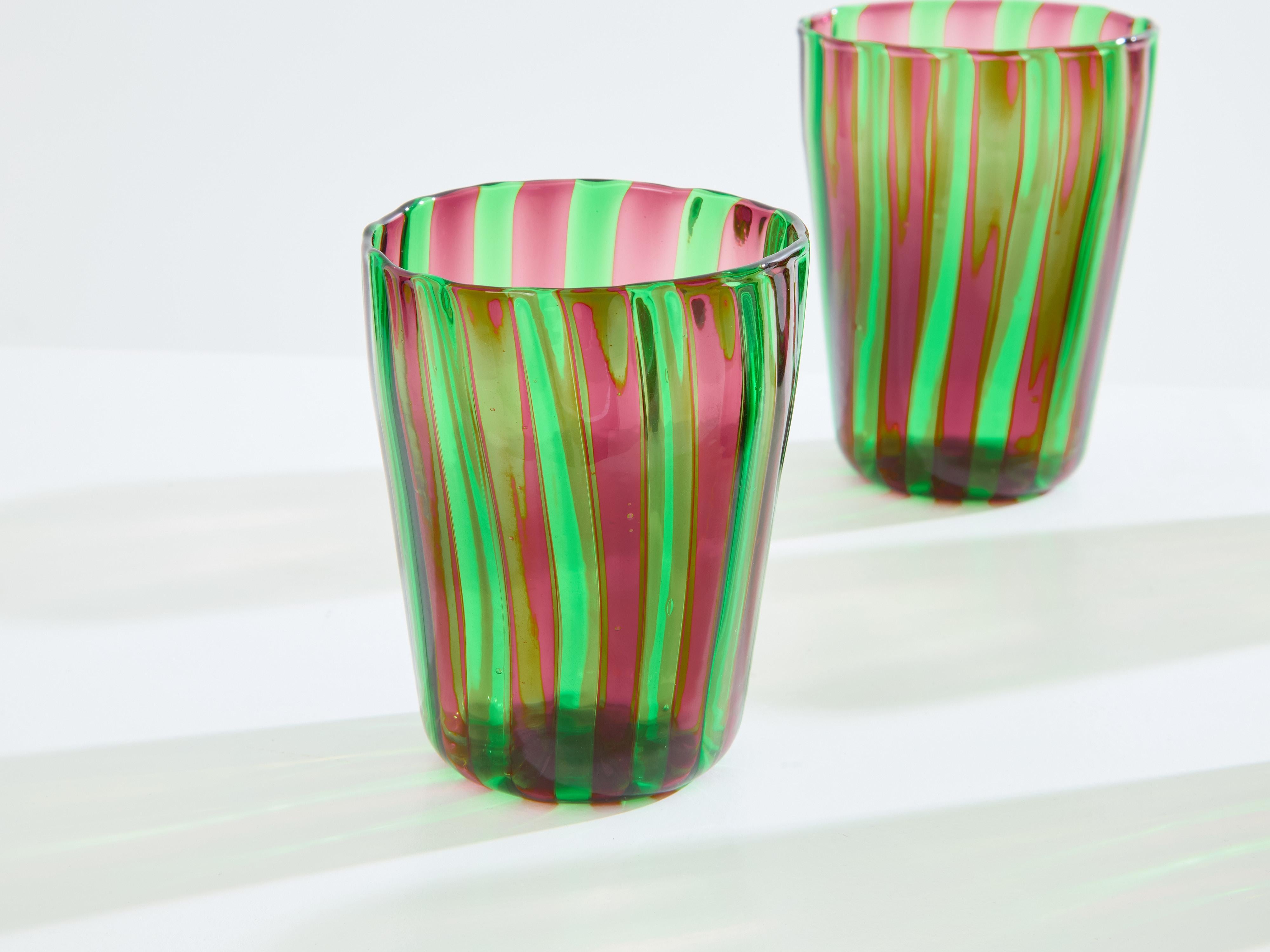 Se trata de un precioso juego de seis vasos de cristal de Murano verdes y morados fabricados en Italia en la década de 1980. Están inspirados en los modelos de vasos Canne de Gio Ponti y Paolo Venini de la serie Morandiana. Este hermoso conjunto de
