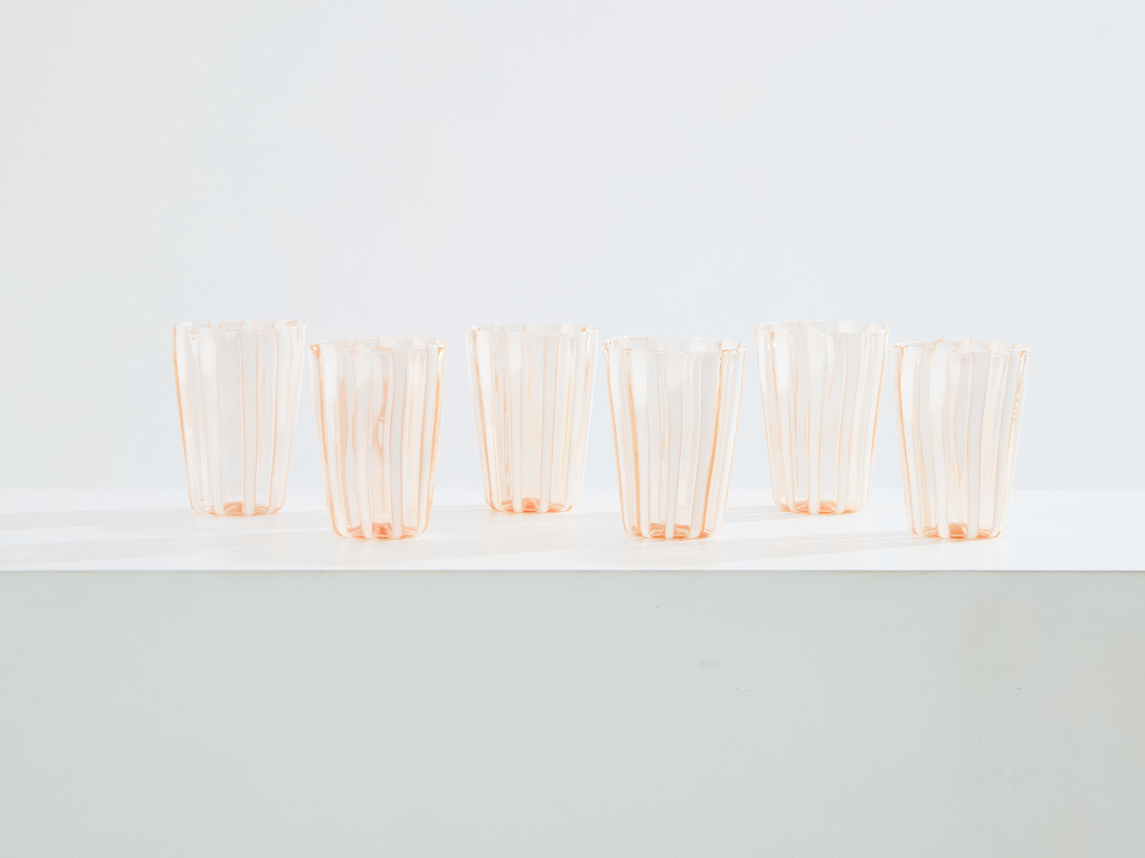 Dies ist ein schöner Satz von sechs Bechern aus hellrosa und weißem Murano-Glas, die in den 1980er Jahren in Italien hergestellt wurden. Sie sind von den Bechern Canne aus der Serie Morandiana von Gio Ponti und Paolo Venini inspiriert. Dieses schöne