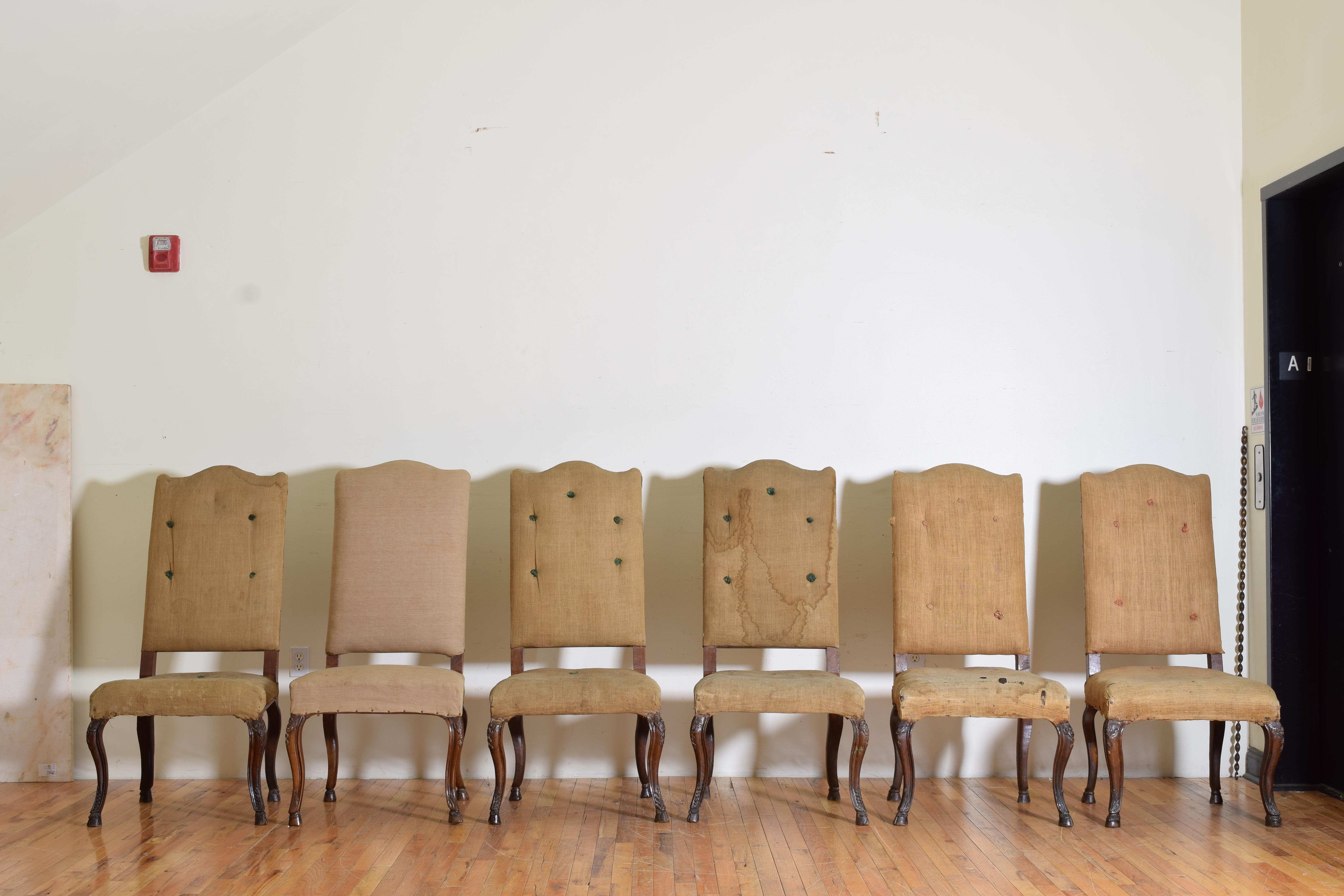 Satz von 6 italienischen, piemontesischen, Rokoko-Esszimmerstühlen aus geschnitztem Nussbaum, 18. (Italienisch) im Angebot