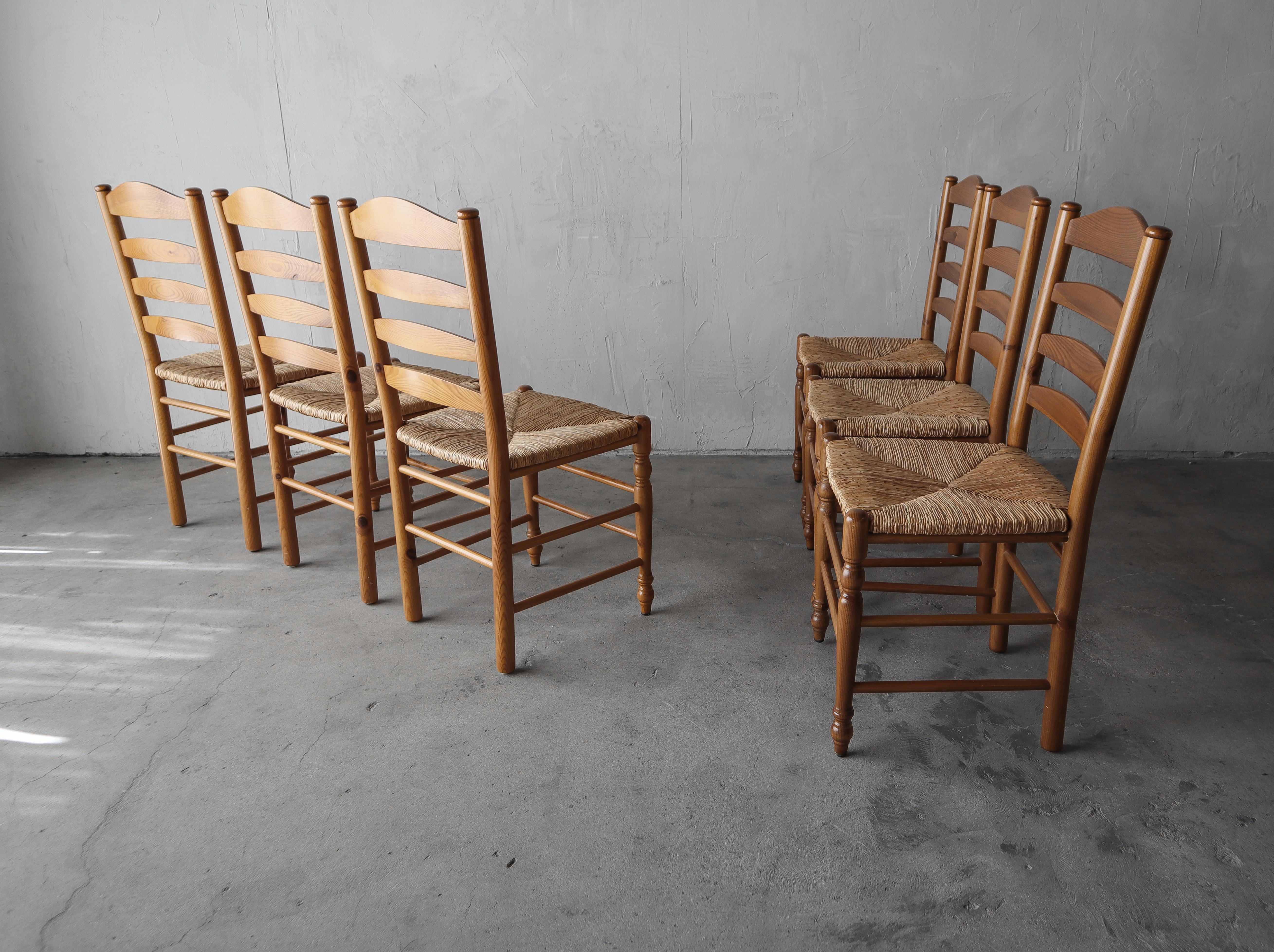 Set of 6 Italian Pine and Rush Ladderback Dining Chairs For Sale 5