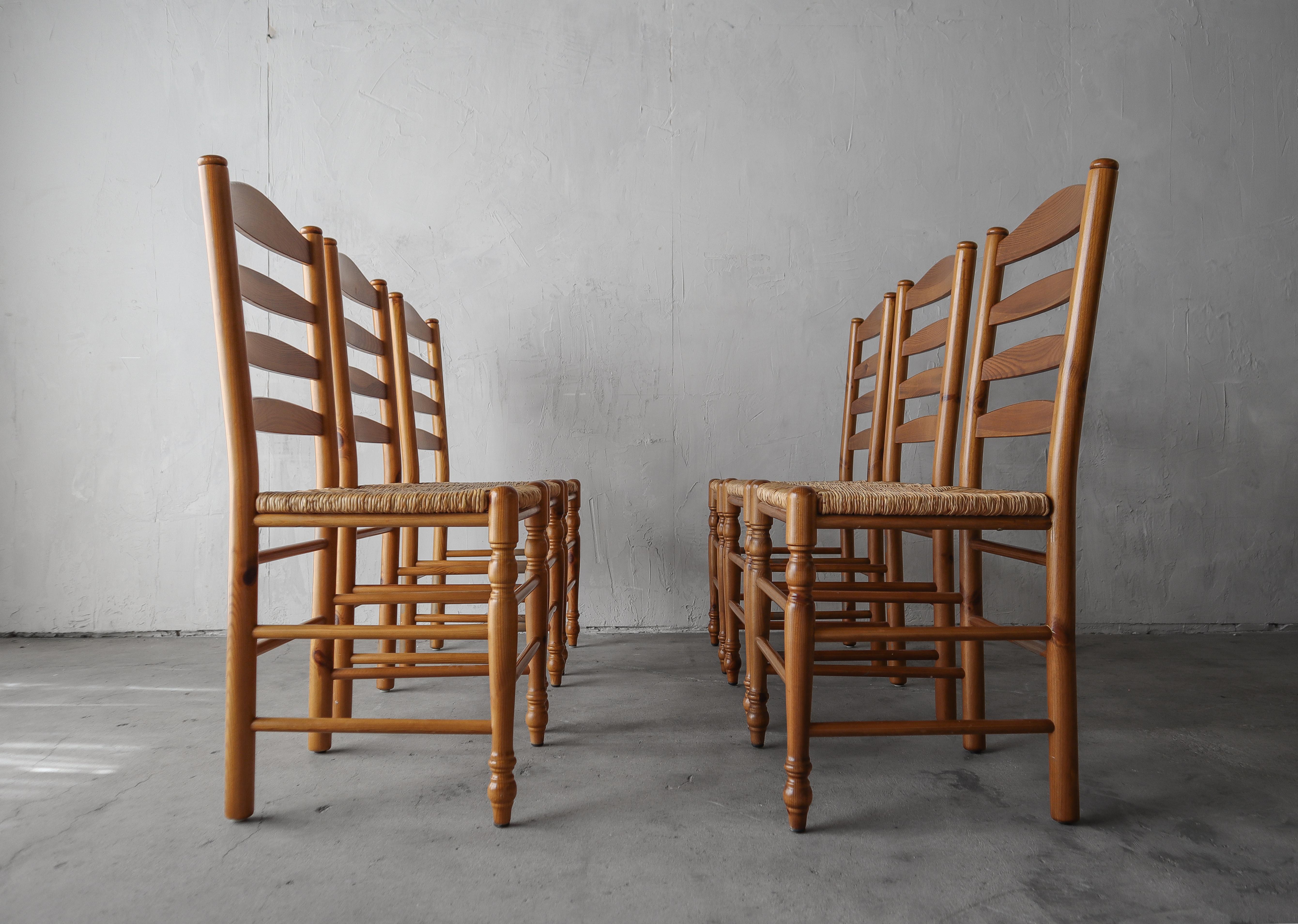 Schöner Satz von 6 italienischen Binsen und Kiefer Esszimmerstühle.  Schönes minimalistisches Design.

Die Stühle sind insgesamt in gutem Zustand und weisen nur minimale Gebrauchsspuren auf. Die ursprüngliche Eile ist in ausgezeichnetem
