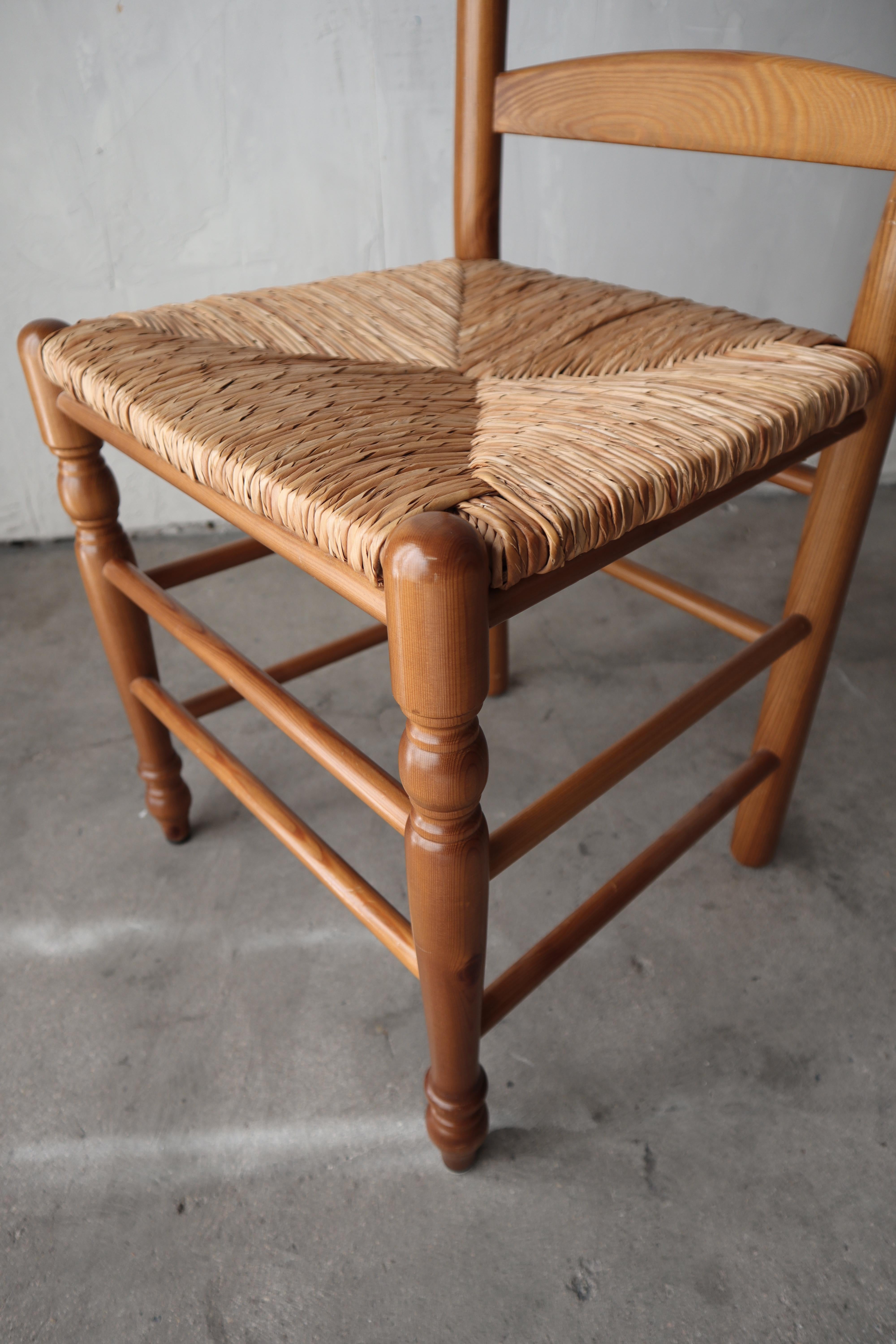 Set of 6 Italian Pine and Rush Ladderback Dining Chairs In Good Condition For Sale In Las Vegas, NV