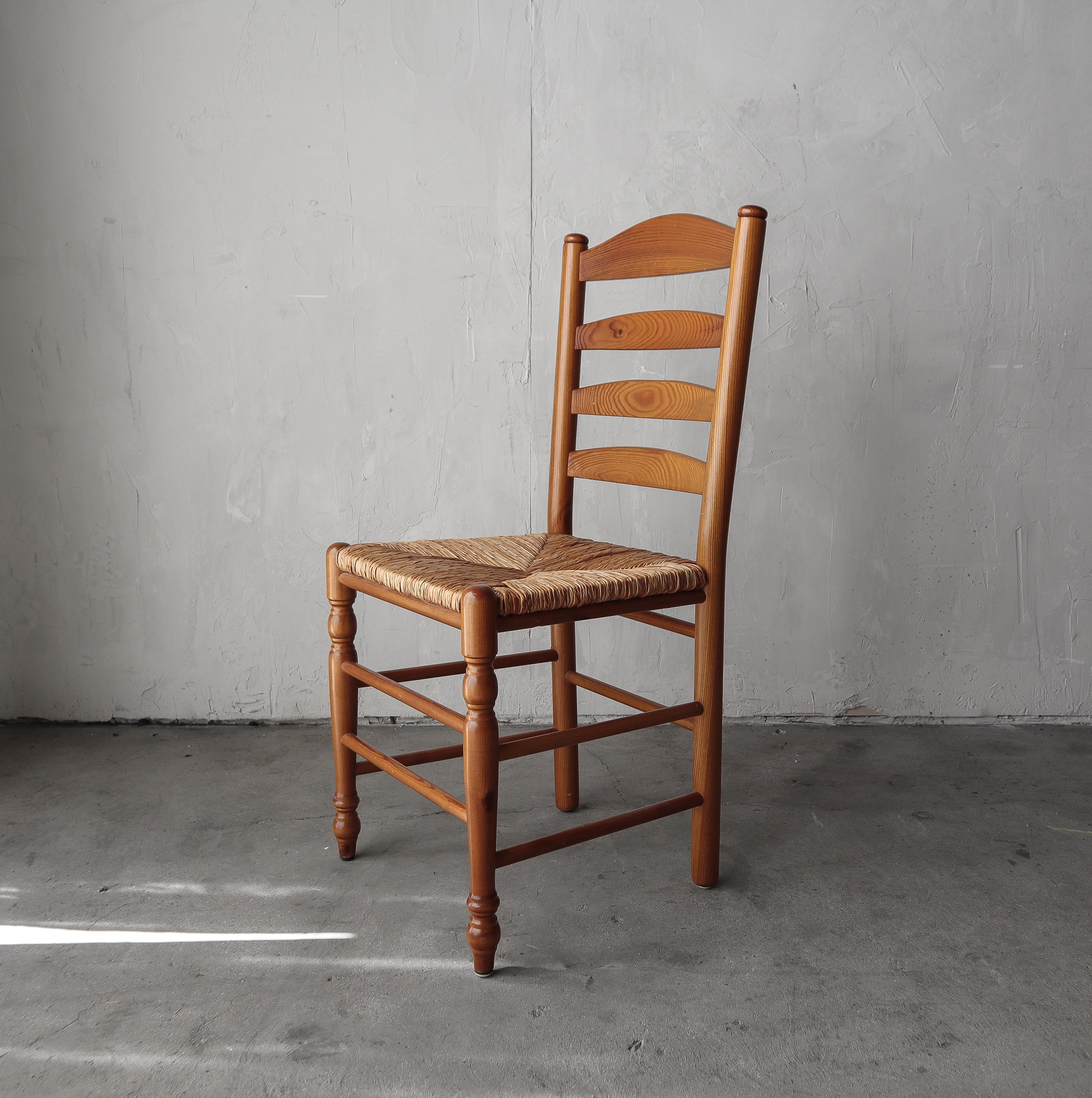 6 Stühle mit Leiterlehne aus italienischer Kiefer und Binsen (20. Jahrhundert) im Angebot