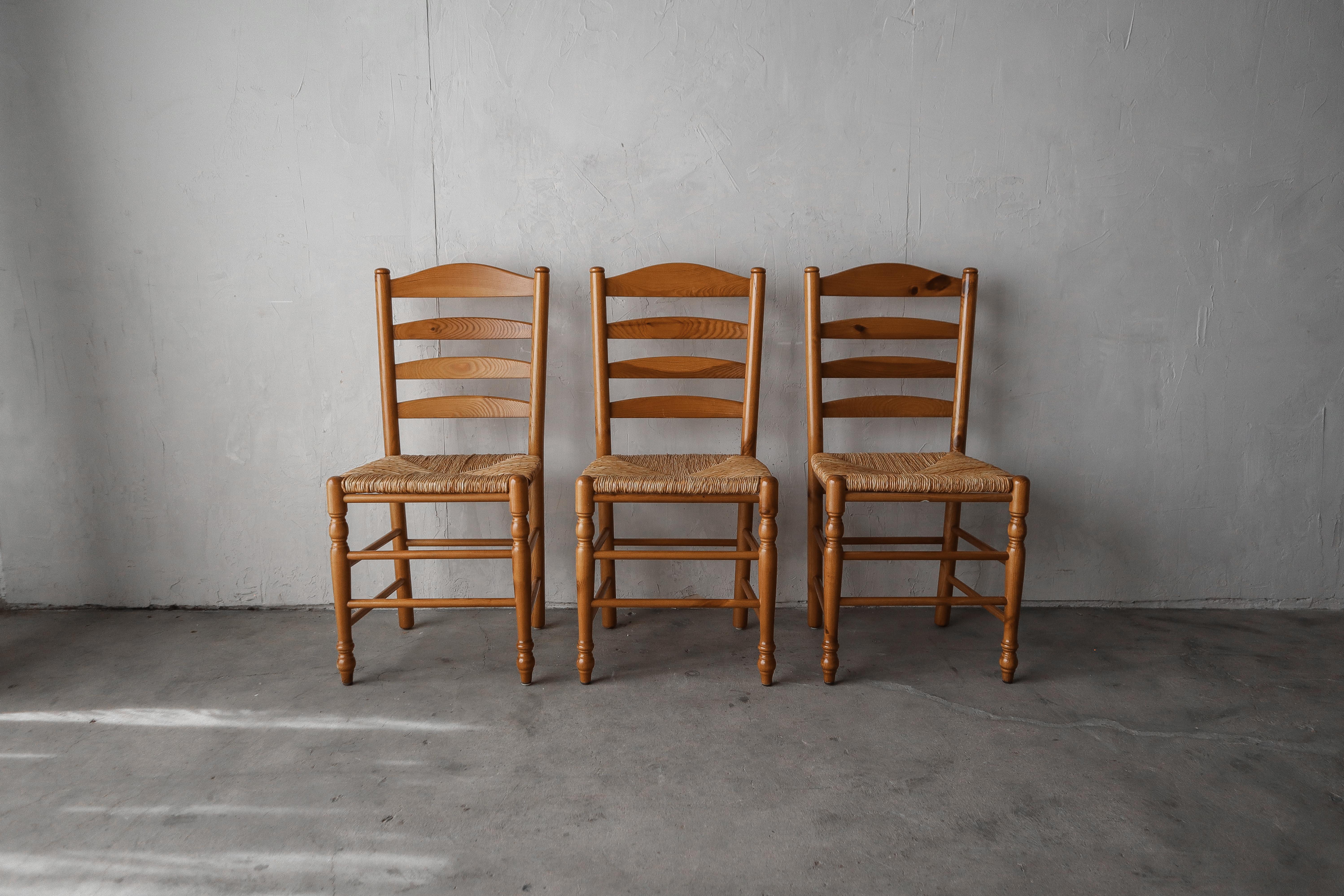 6 Stühle mit Leiterlehne aus italienischer Kiefer und Binsen im Angebot 1