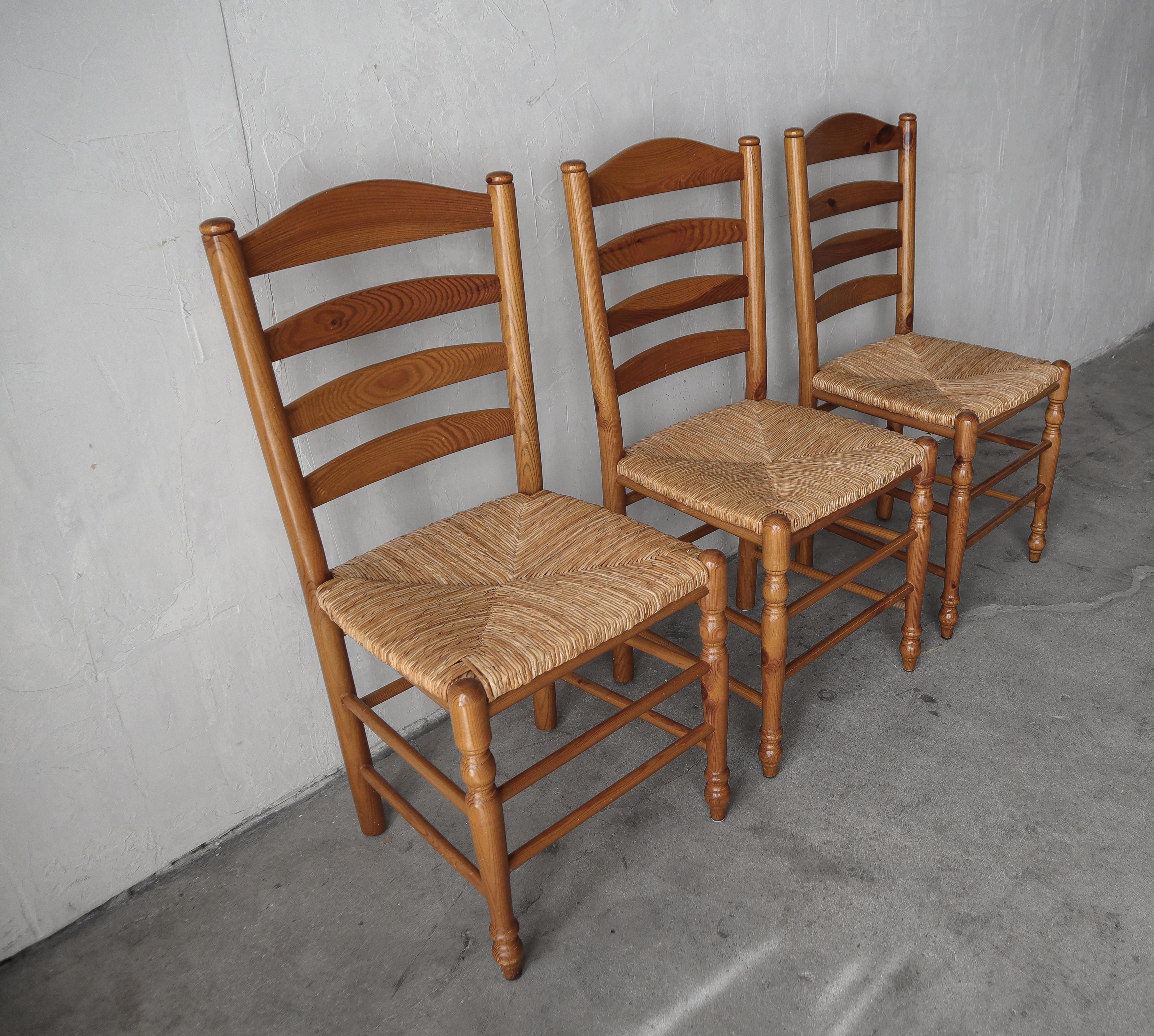Set of 6 Italian Pine and Rush Ladderback Dining Chairs For Sale 4
