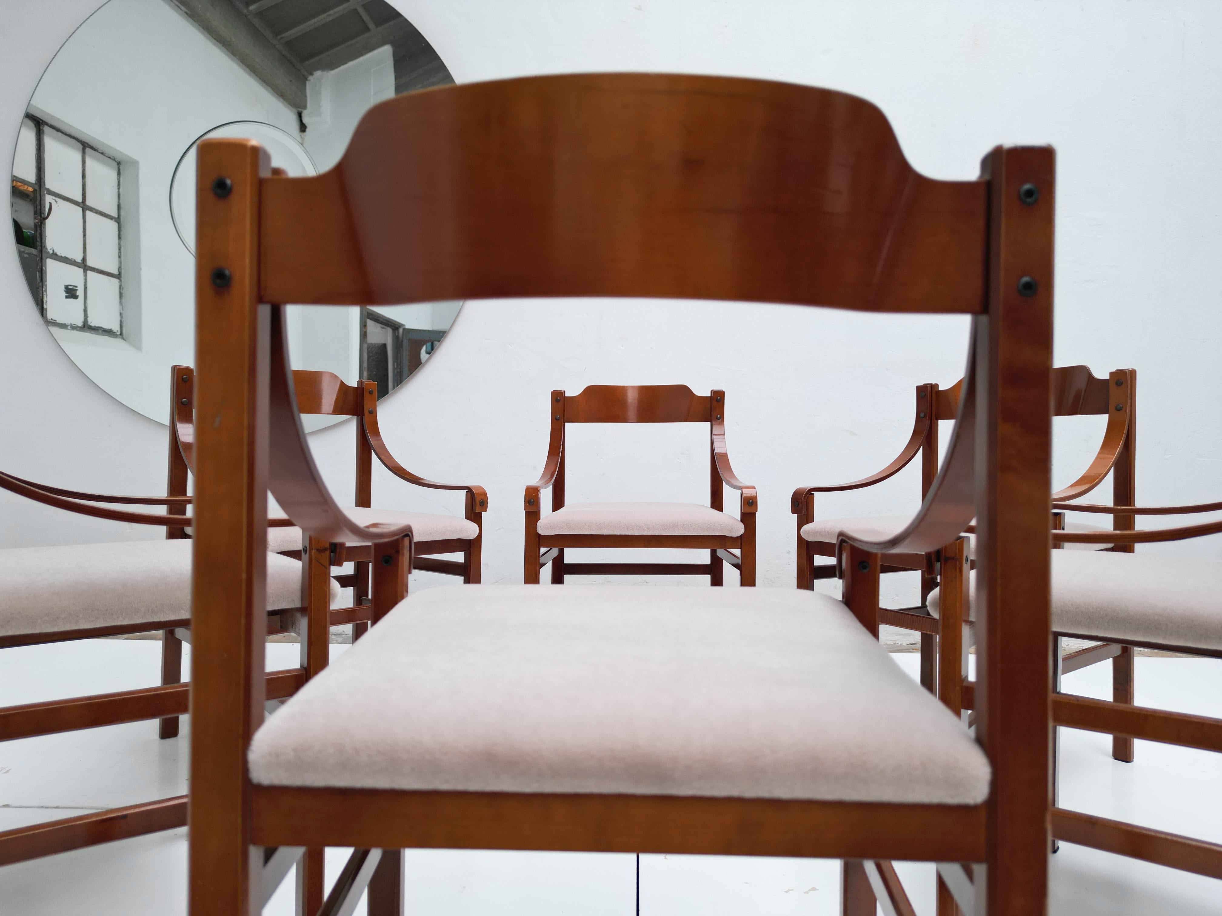 Raro set di 6 sedie da pranzo italiane con splendidi dettagli curvilinei in compensato degli anni '60

Le sedie sono state recentemente rivestite con un tessuto di velluto mohair sostenibile di alta qualità certificato Cradle to Cradle® Bronze con