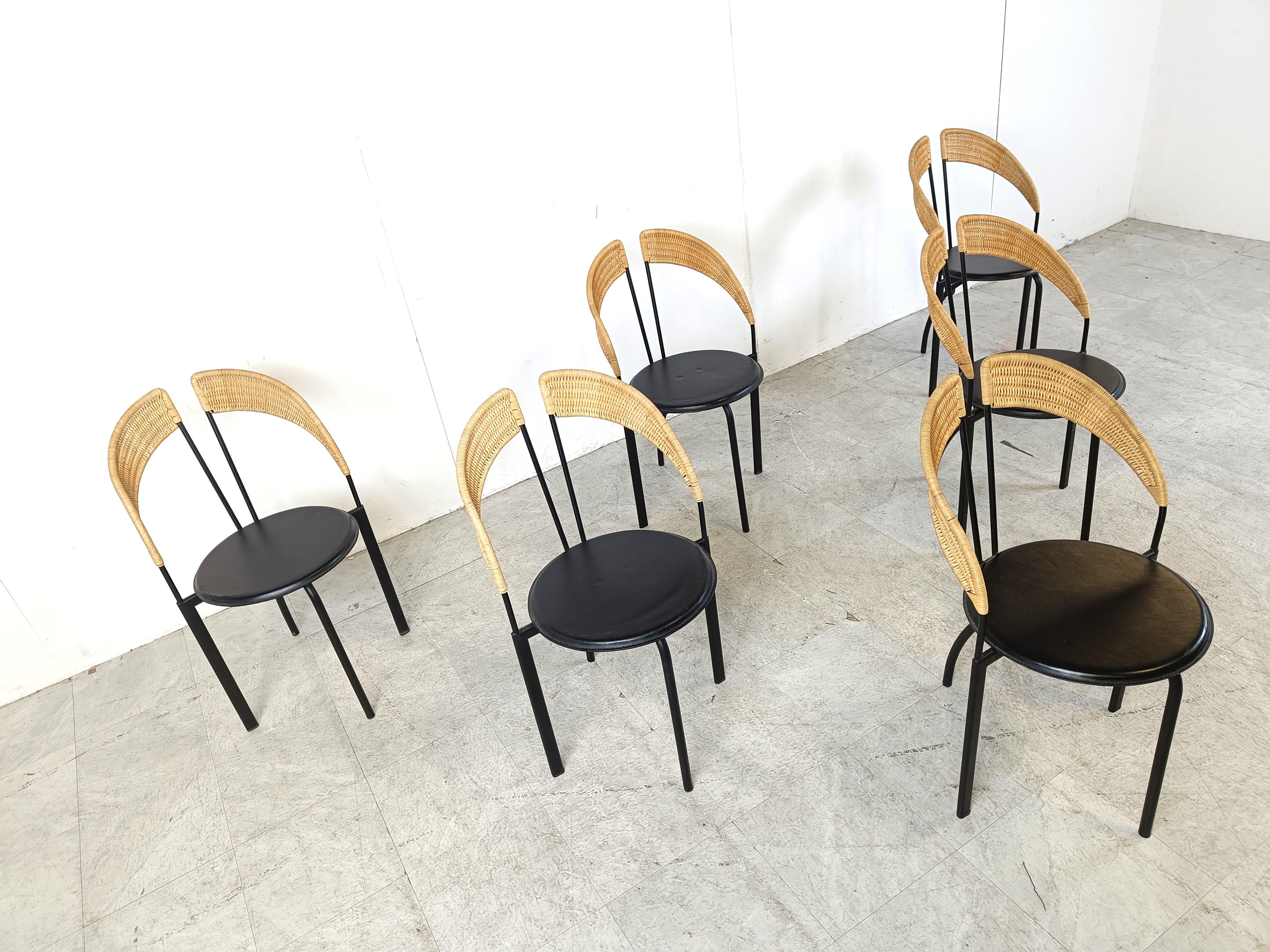 Set of 6 wicker and metal postmodern dining chairs.

These unique chairs consist of a black metal frame, round leather seats and finely crafted metal and wicker backrests.

Designed in the 1980s in Italy

Very good condition

Dimensions:
Height: