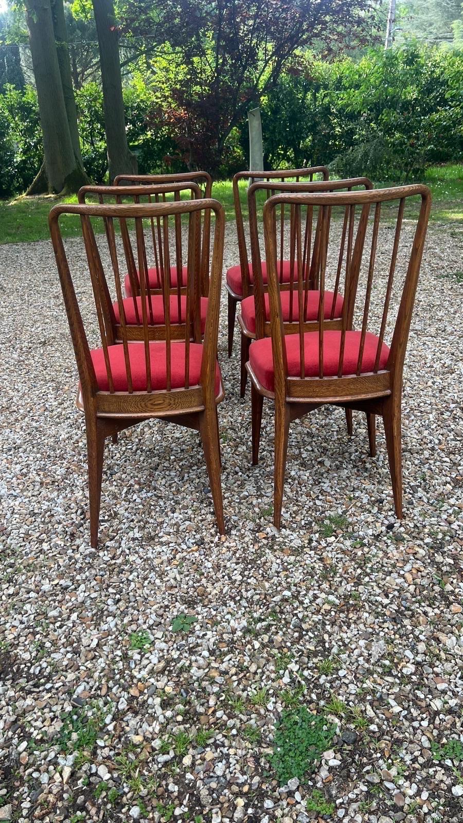 un ensemble de 6 chaises élégantes circa 1950