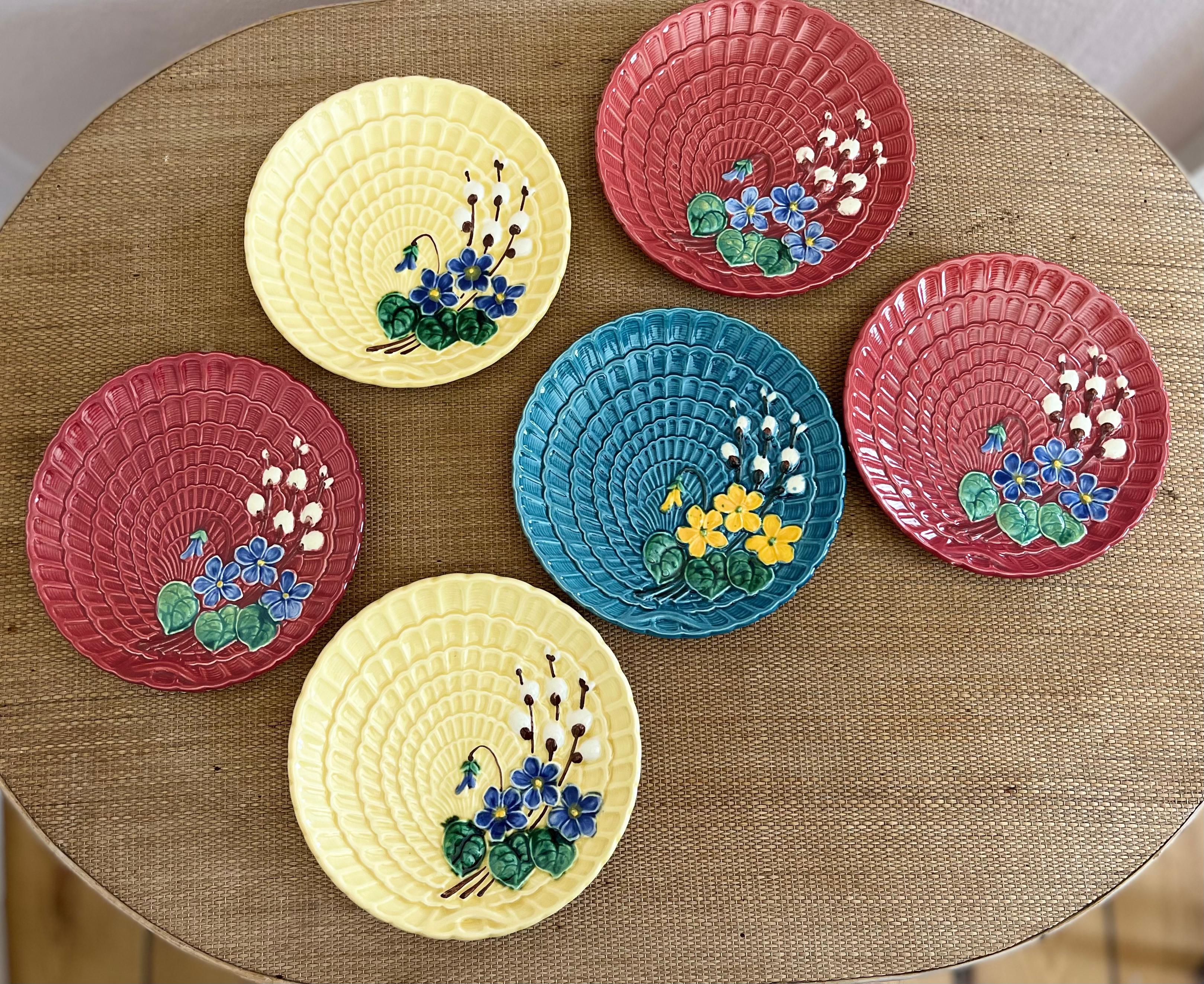 Set von 6 italienischen, verzierten Vintage-Tellern

Satz von 6 italienischen dekorierten Vintage-Tellern in verschiedenen Farben. Relief-Keramik mit schönen Blumen. Jede Platte hat einen Durchmesser von 16 cm (6,3 Zoll). Toller Vintage-Zustand. Der