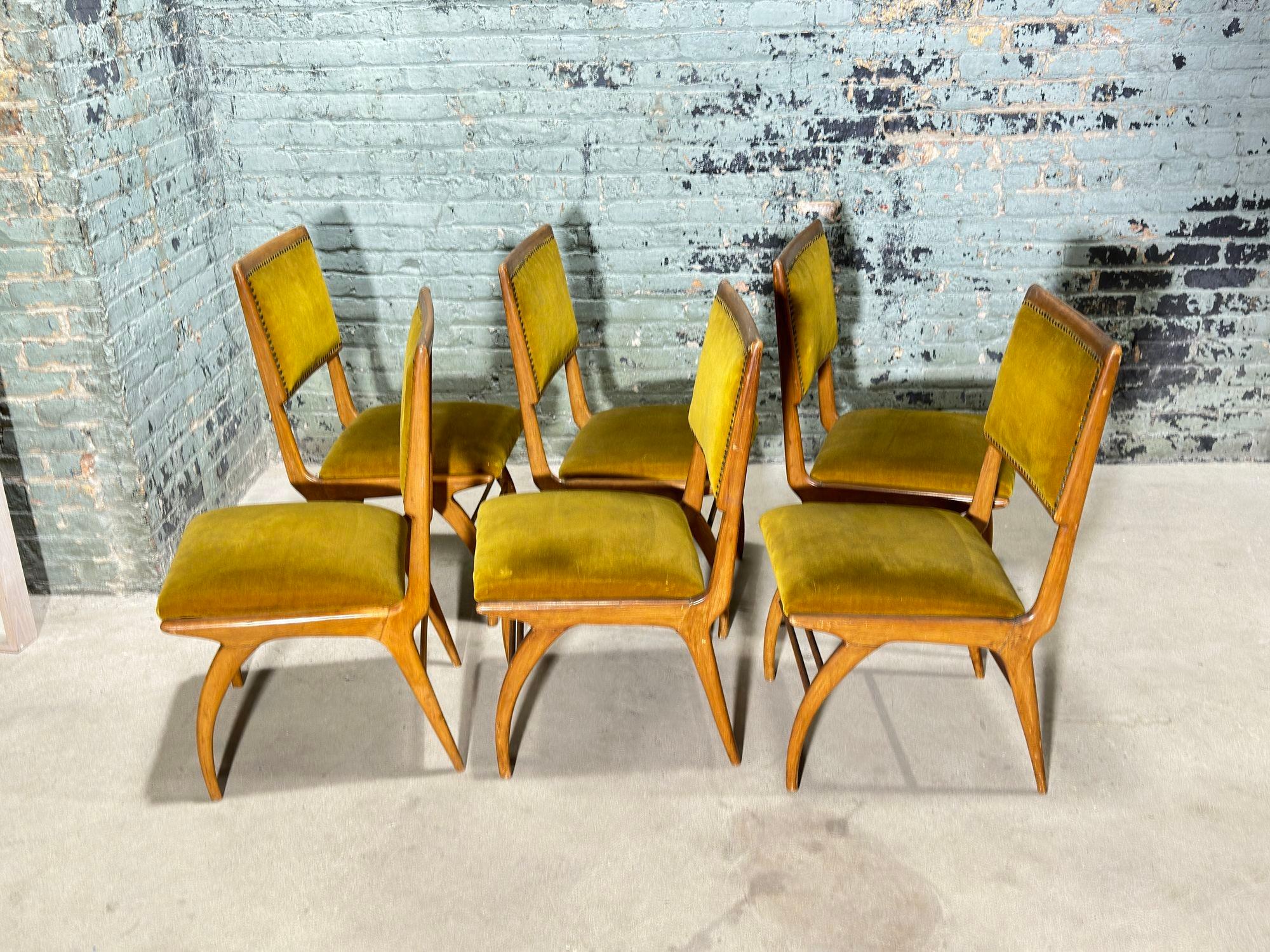 Set of 6 Jacaranda Dining Chairs, Moveis Brazil 1960. Original velvet fabric.
Measure 35