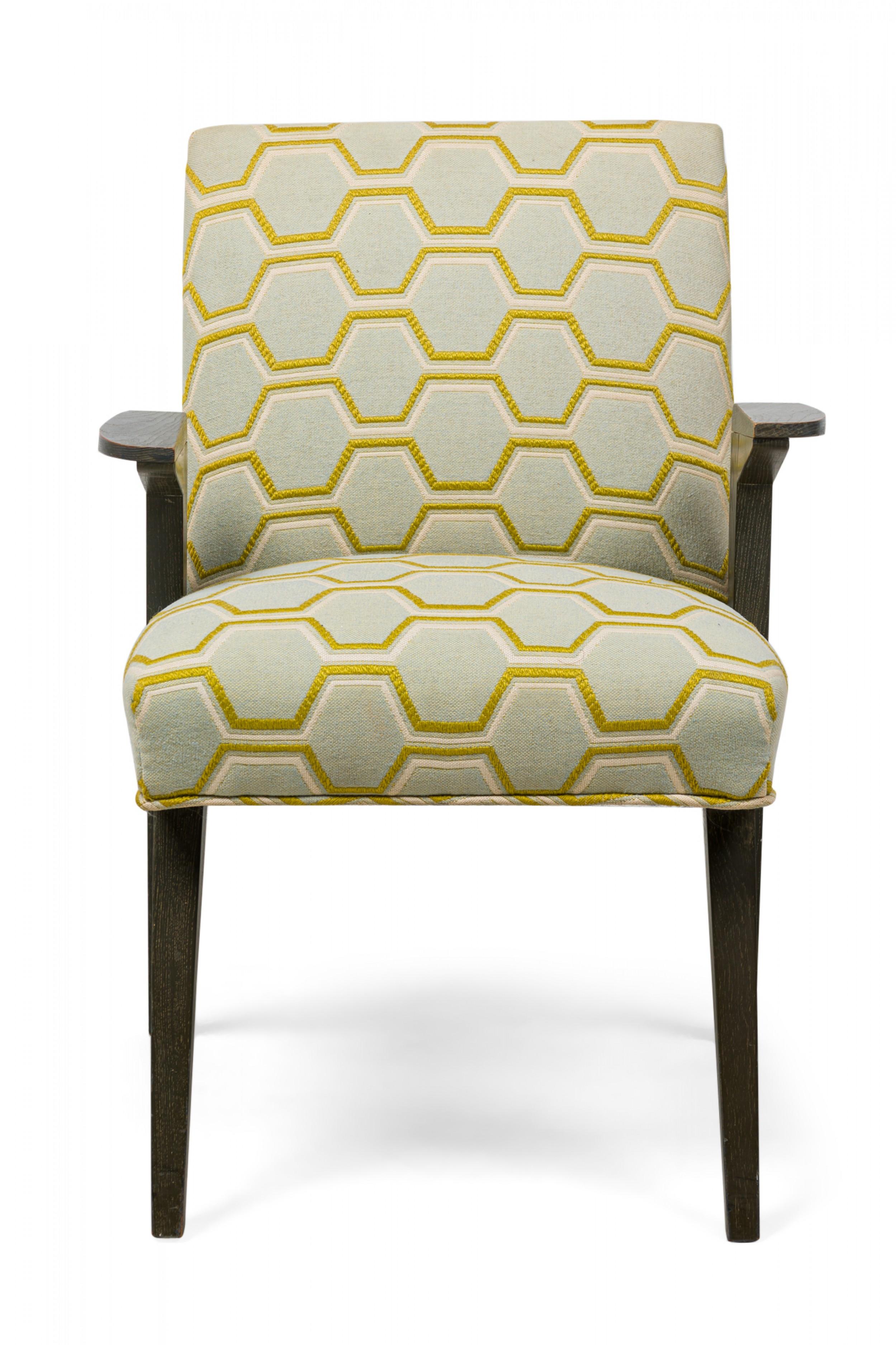 Ensemble de 6 chaises de salle à manger en chêne cérusé gris mat, 2 fauteuils et 4 chaises d'appoint du milieu du siècle dernier (années 1950). Le dossier et l'assise sont recouverts d'un motif géométrique texturé avec des garnitures dorées, les