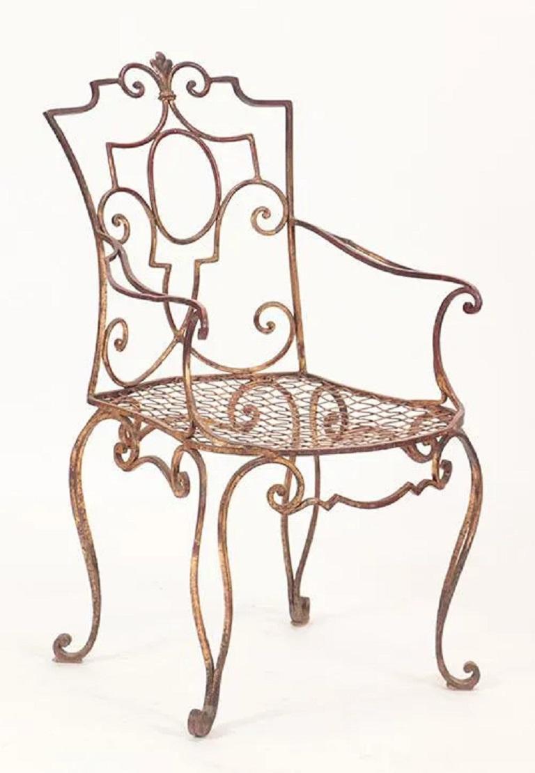6 Stühle aus vergoldetem französischem Eisen von Jean-Charles Moreux. Es gibt zwei Sessel und vier Stühle ohne Armlehnen. Die Stühle haben ein schönes dekoratives Muster. Kann im Innen- und Außenbereich verwendet werden.
Sessel Maße: 38 H x 23,75 B