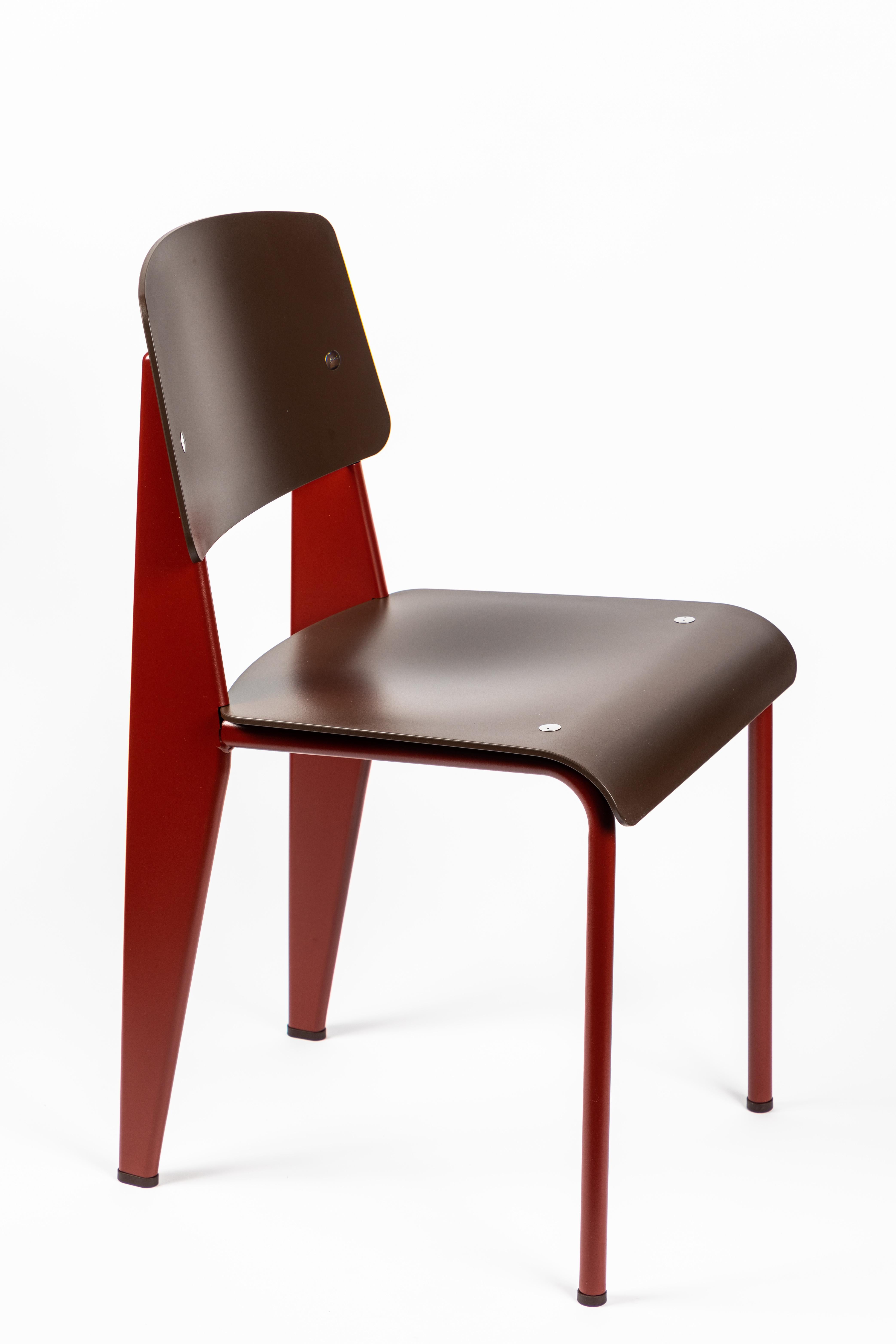 6 Stühle Jean Prouvé Standard SP in Teak Brown und Rot für Vitra im Zustand „Hervorragend“ in Glendale, CA