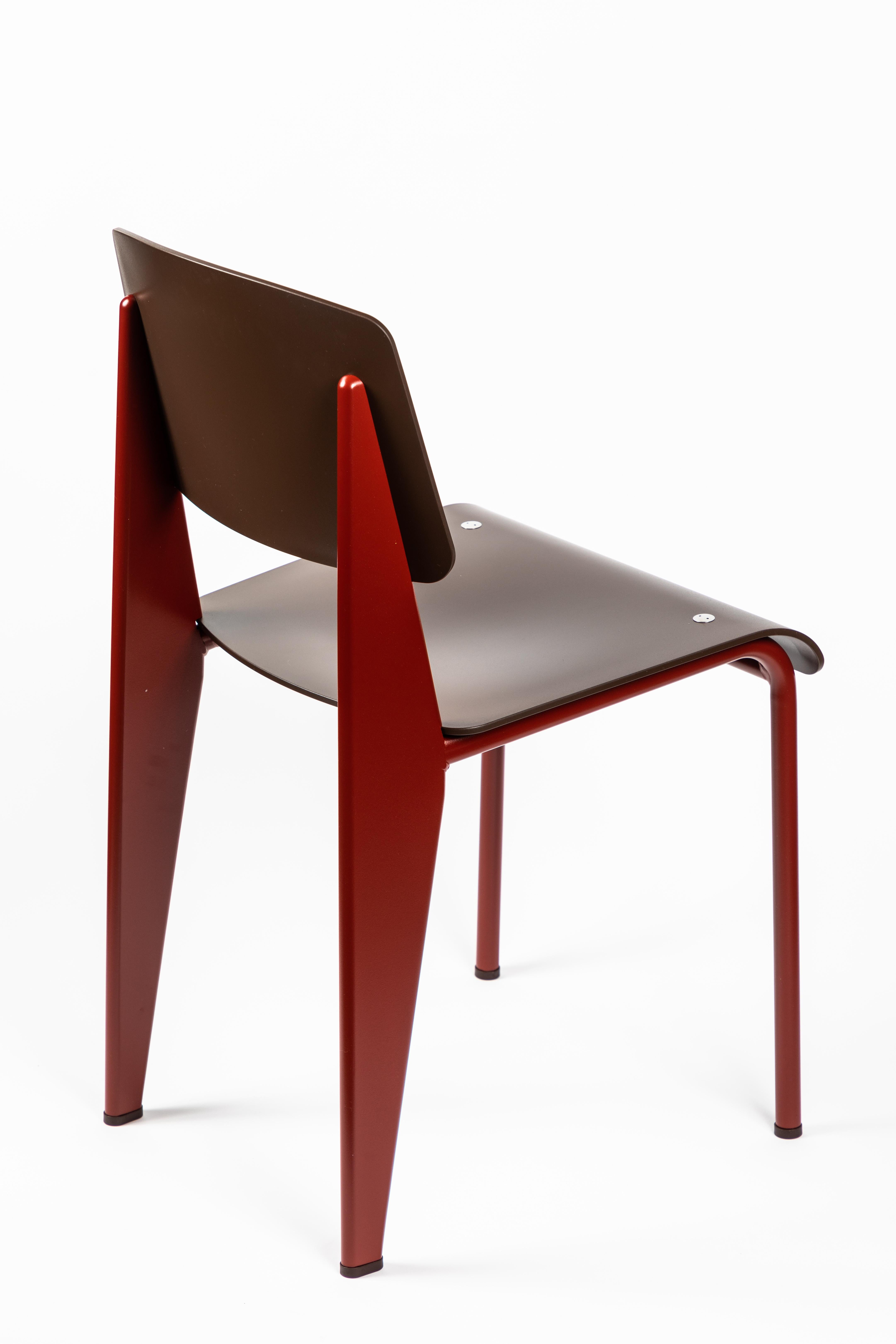 6 Stühle Jean Prouvé Standard SP in Teak Brown und Rot für Vitra (21. Jahrhundert und zeitgenössisch)