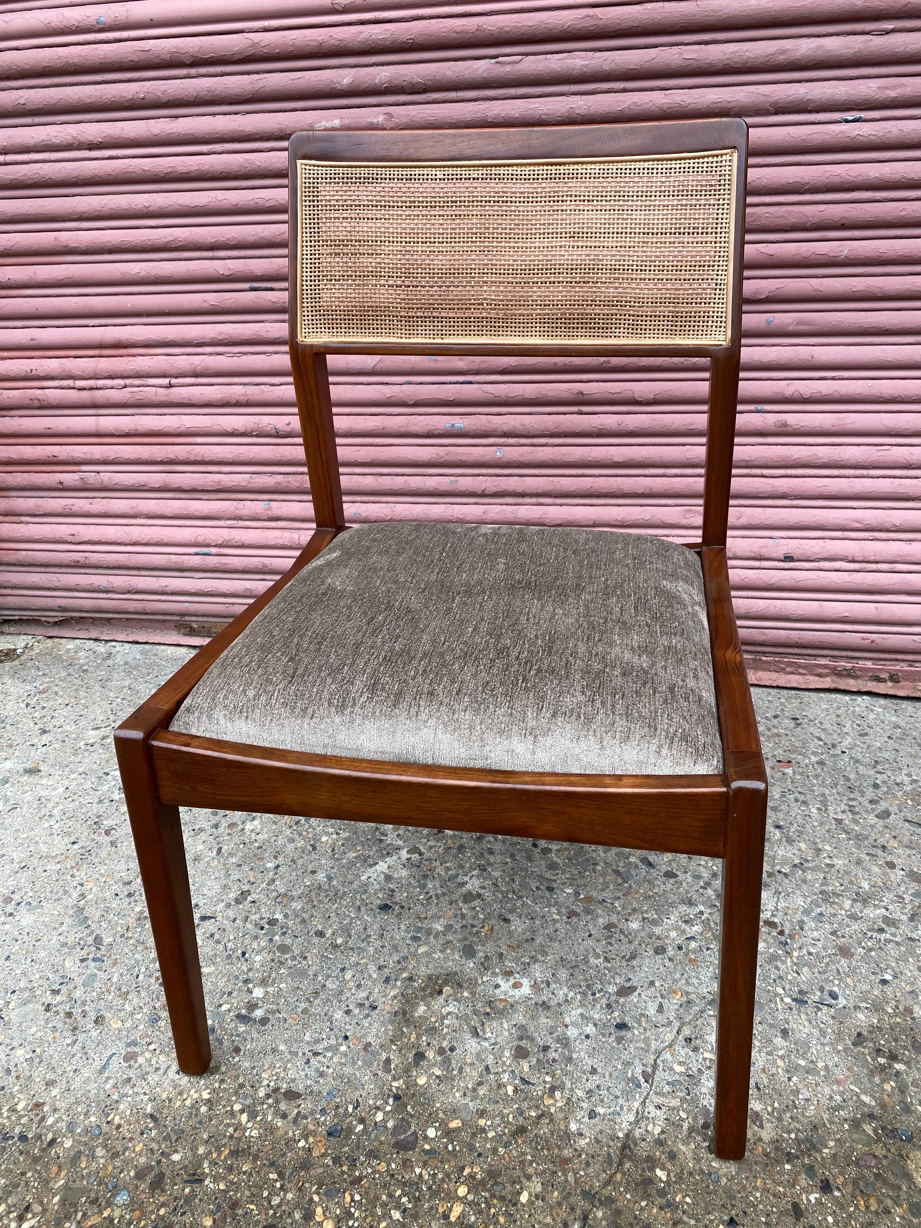 Set of 6 Jens Risom Walnut Dining Chairs with Caned Backs In Good Condition In Philadelphia, PA