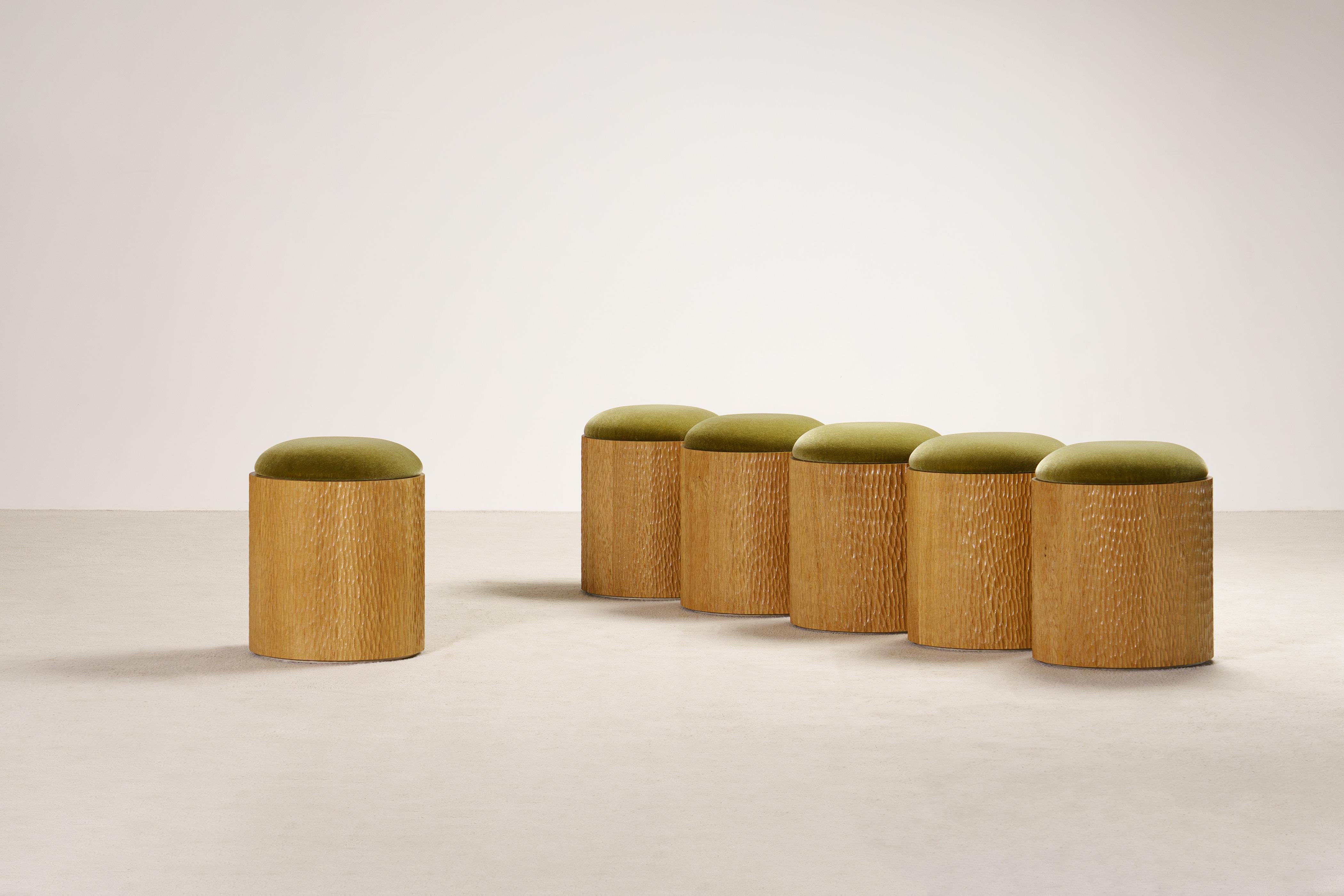 6er-Set Jessie Hocker von Proisy Studio.

Jessie ist ein eleganter und raffinierter handgeschnitzter Hocker, der von Proisy Studio entworfen wurde. Die handgefertigten Schnitzereien machen jedes Stück zu einem Unikat, das jedem Raum einen Hauch von