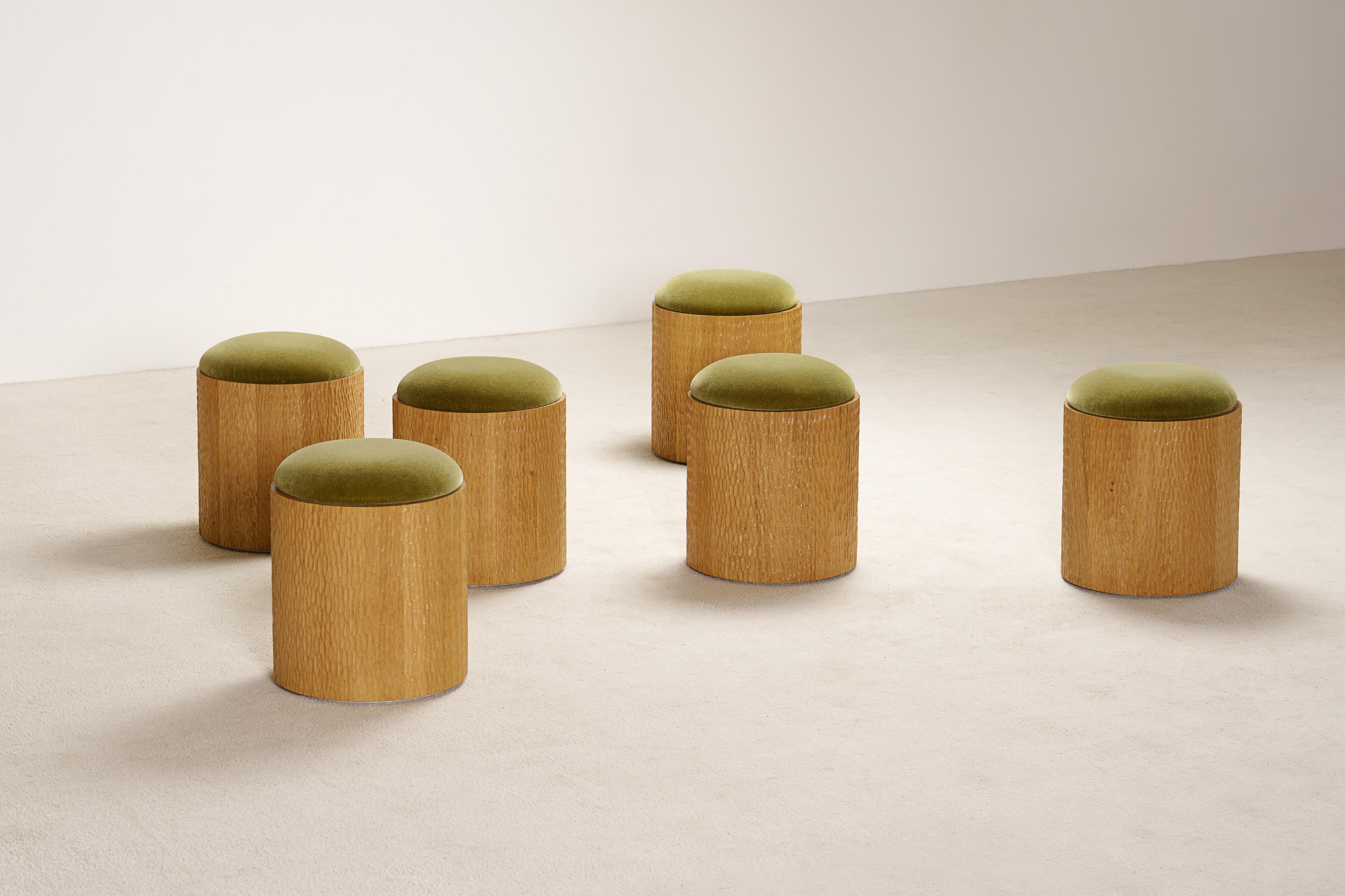 6er-Set Jessie Hocker von Proisy Studio. Luxuriöser Mohair-Stoff. (Handgeschnitzt) im Angebot