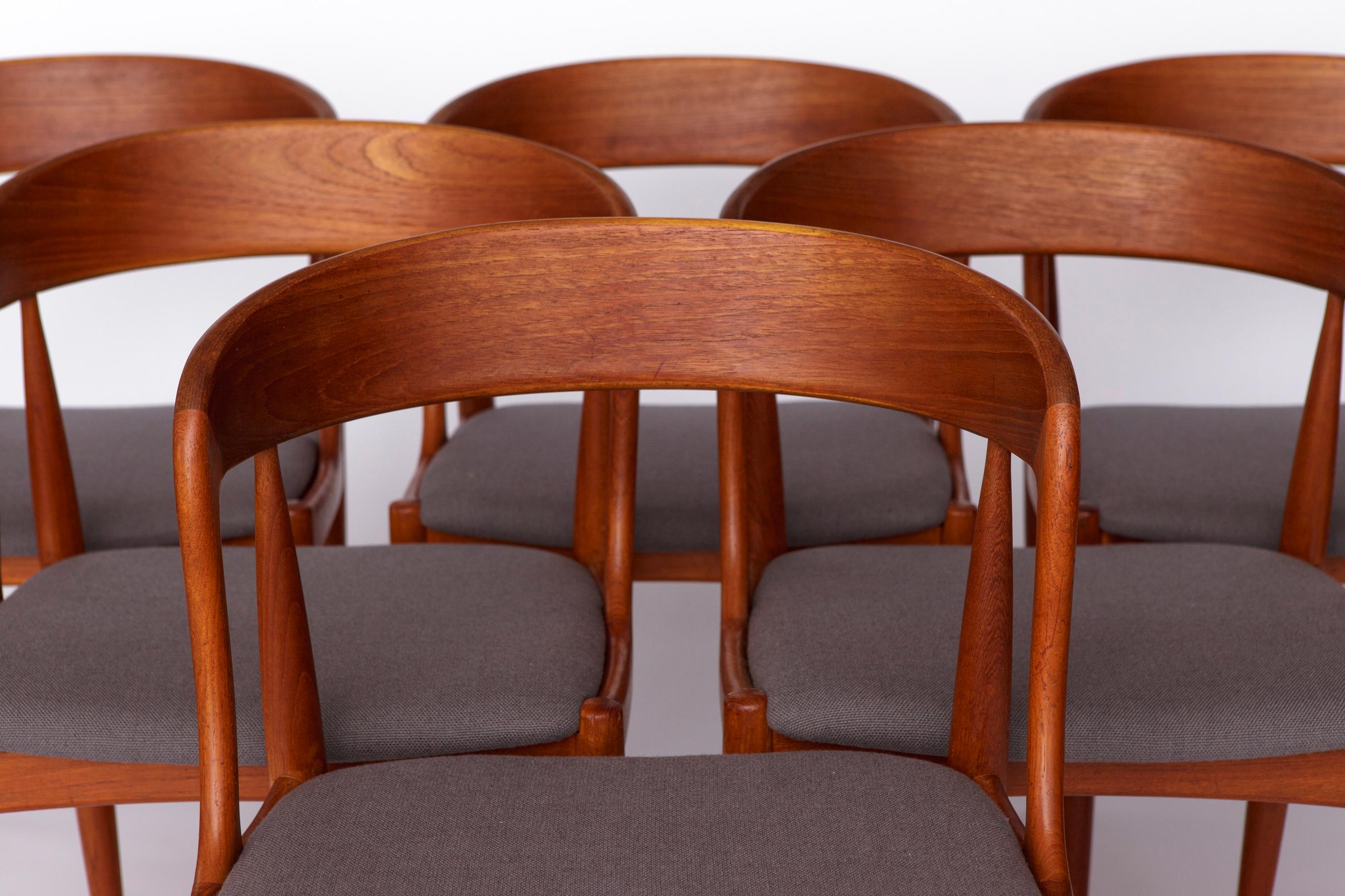 Set of 6 Johannes Andersen Dining Chairs – Model 16, Uldum Møbelfabrik, 1960s Danish Design, Teak & Grey Upholstery

A magnificent set of six teak dining chairs designed by Johannes Andersen for Uldum Møbelfabrik, Denmark, 1960s.
Model No. 16.

The