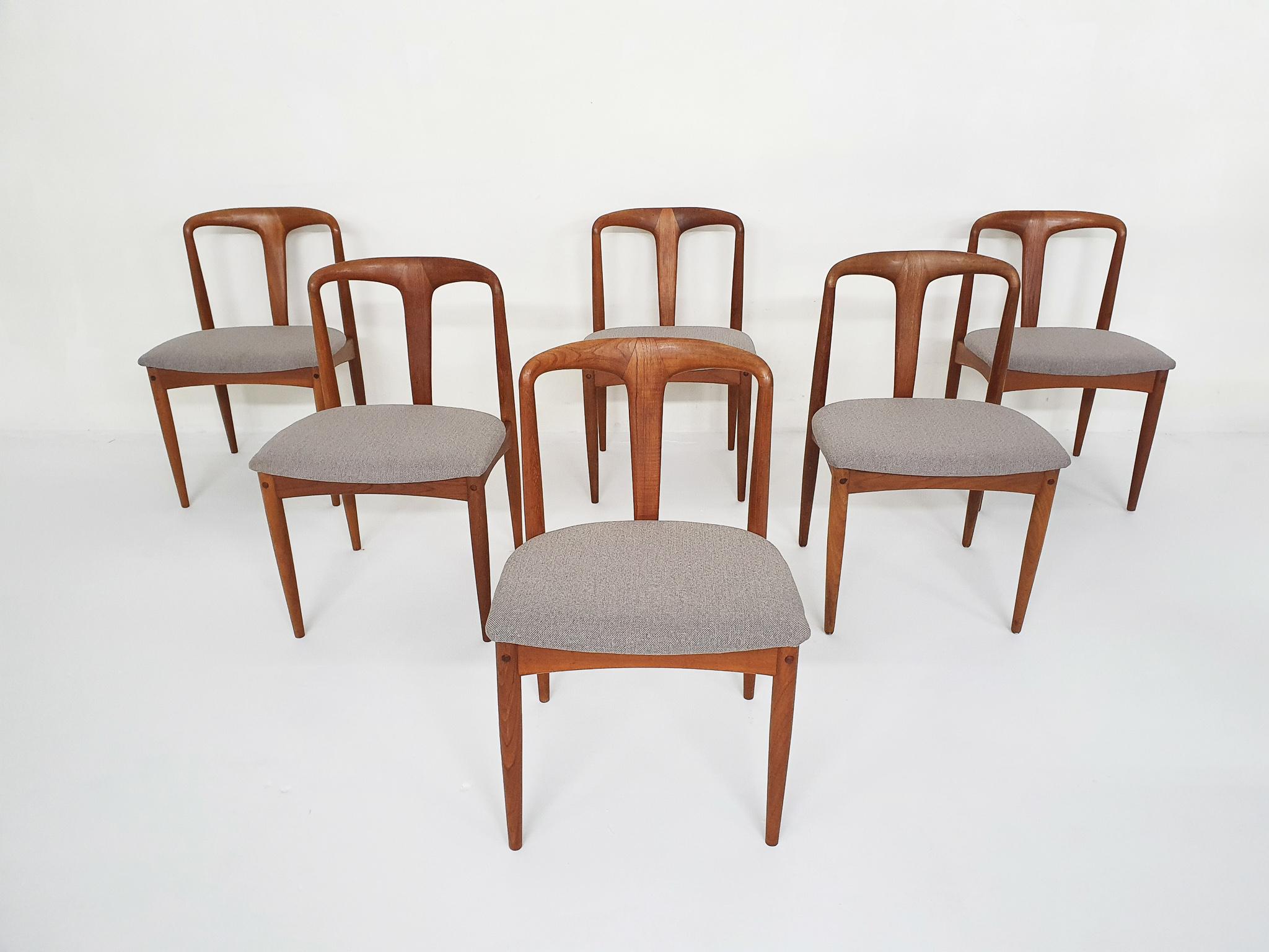 Set of six Danish design dining chairs made of teak and designed by Johannes Andersen. The chairs are produced by Uldum Möbelfabrik in Denmark in the 1950s. T
Pure craftsmanship as only the Danish could in the midcentury. The chair has a solid teak