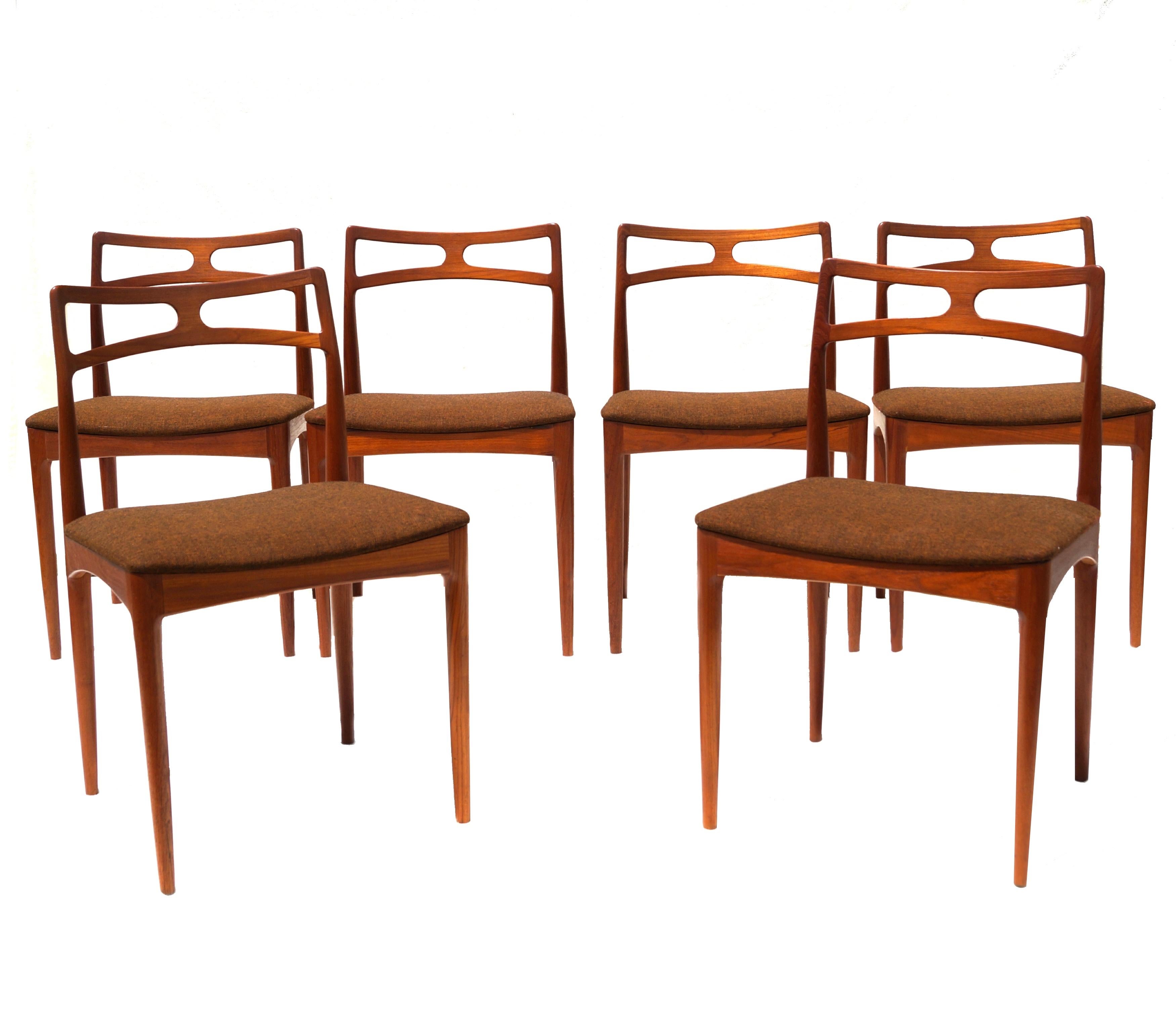 Ensemble de 6 chaises de salle à manger Johannes Andersen fabriquées par Christian Linnebergs Møbelfabrik Teck Danish Modern, Danemark.
Si vous vous trouvez dans la zone métropolitaine du New Jersey et de New York, veuillez nous contacter en