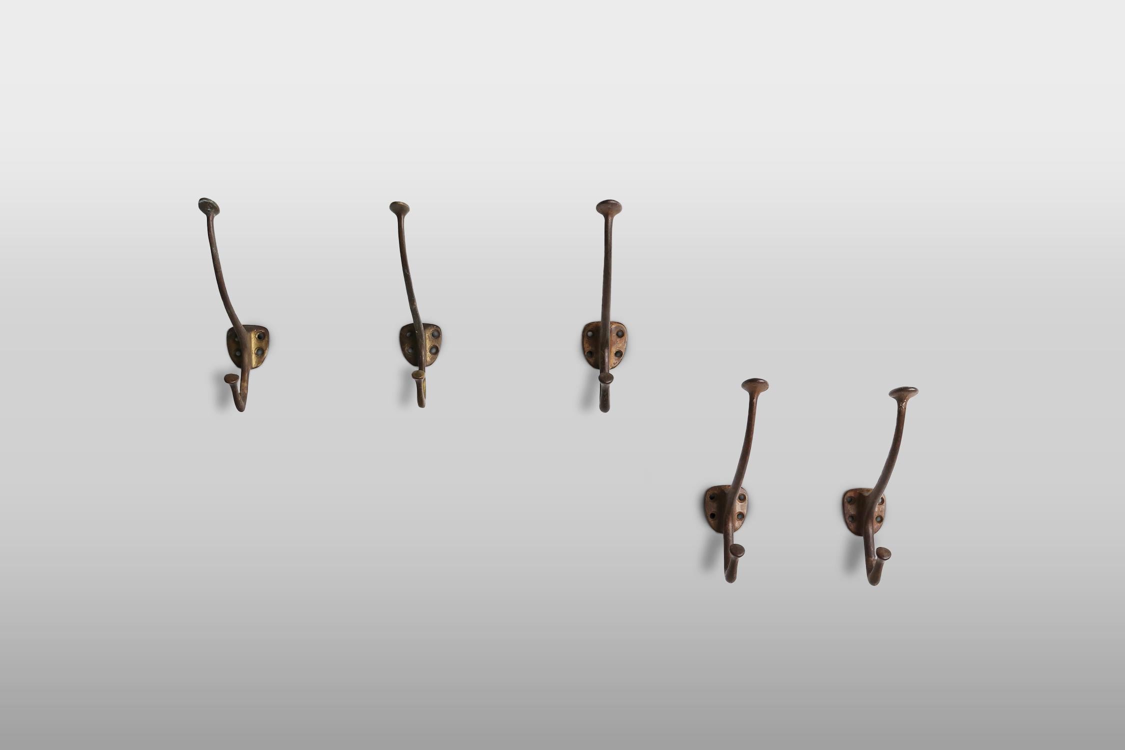 Austria / 1916 / Adolf Loos /  wall hooks / brass / Jugenstil / art deco

Set of 6 beautiful and elegantly curved Jugendstil wall hooks in brass, designed by Adolf Loos (1870 - 1933) for the Cafe Capua Vienna 1916.
A forerunner of the International