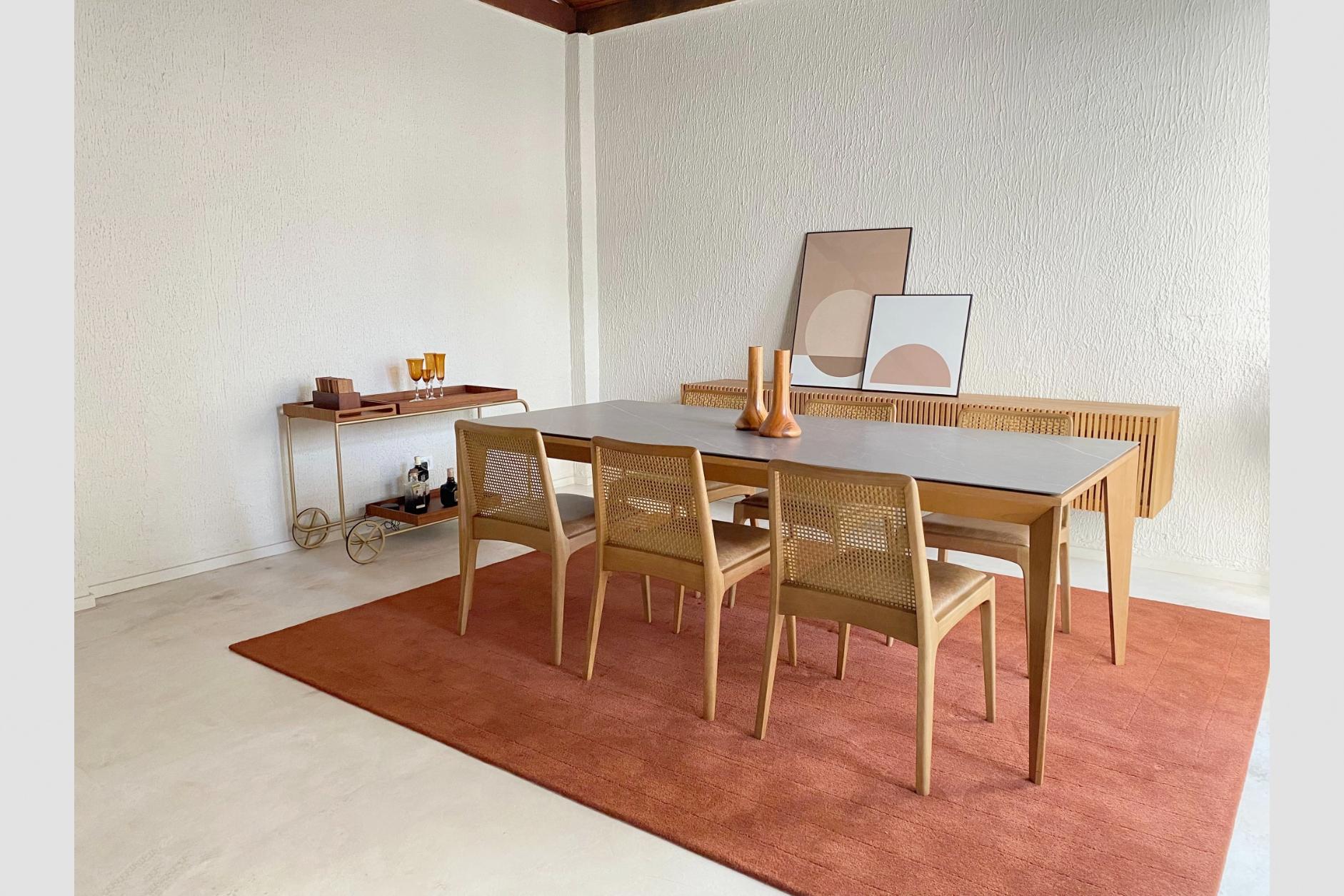 When she created the Júlia chair, Alessandra Delgado wanted a piece with delicate features. Inspired by the work of the master Joaquim Tenreiro, she explored the curves of the wood and affectionately named the creation after her first daughter. The
