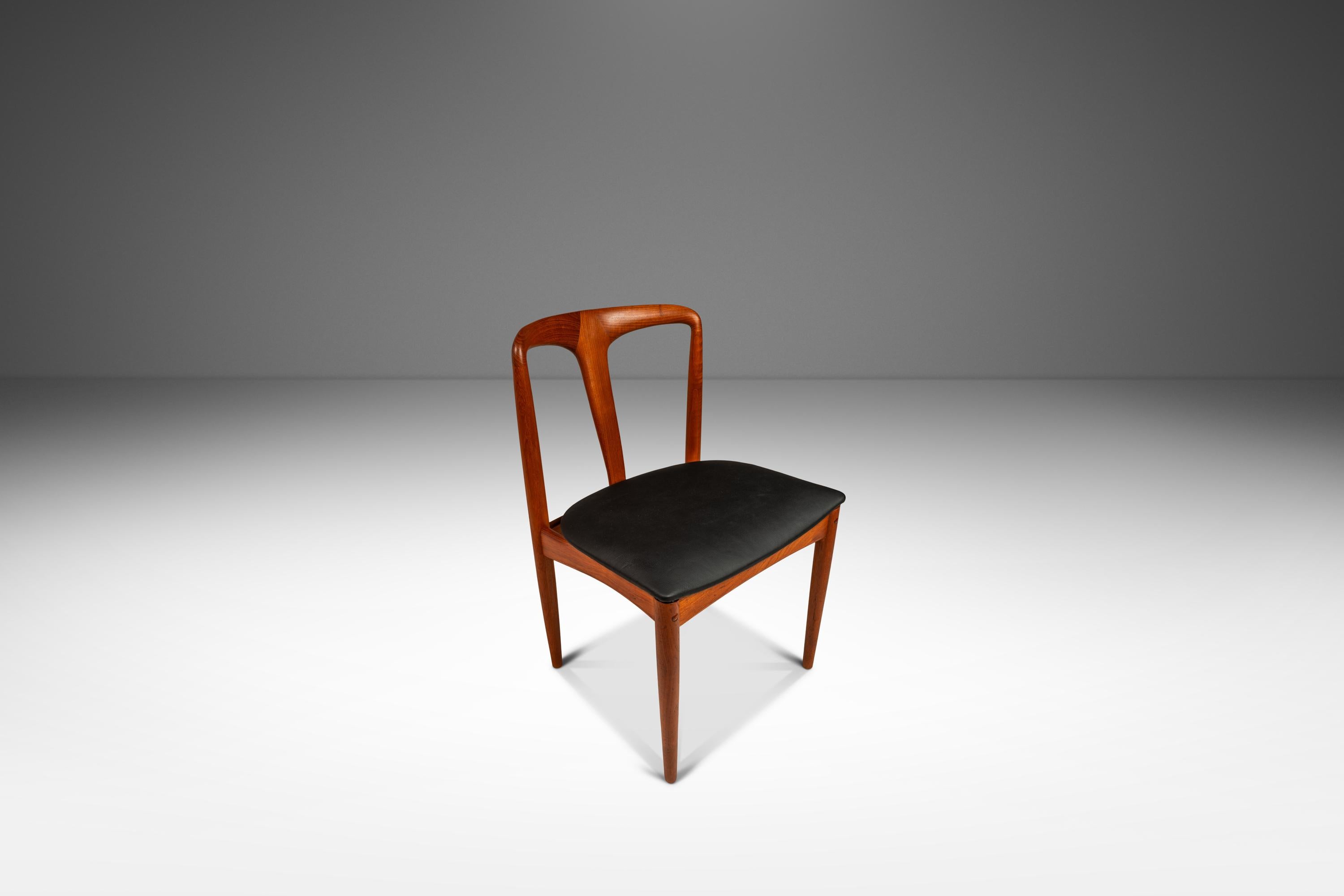 Voici un vaste ensemble de six chaises de salle à manger 