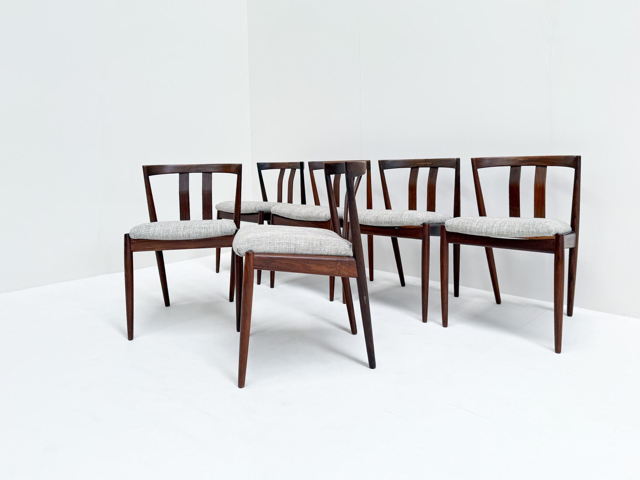 Mid-Century Modern Set of 6 Kai Kristiansen Dining Chairs in Teak – Newly Upholstered For Sale