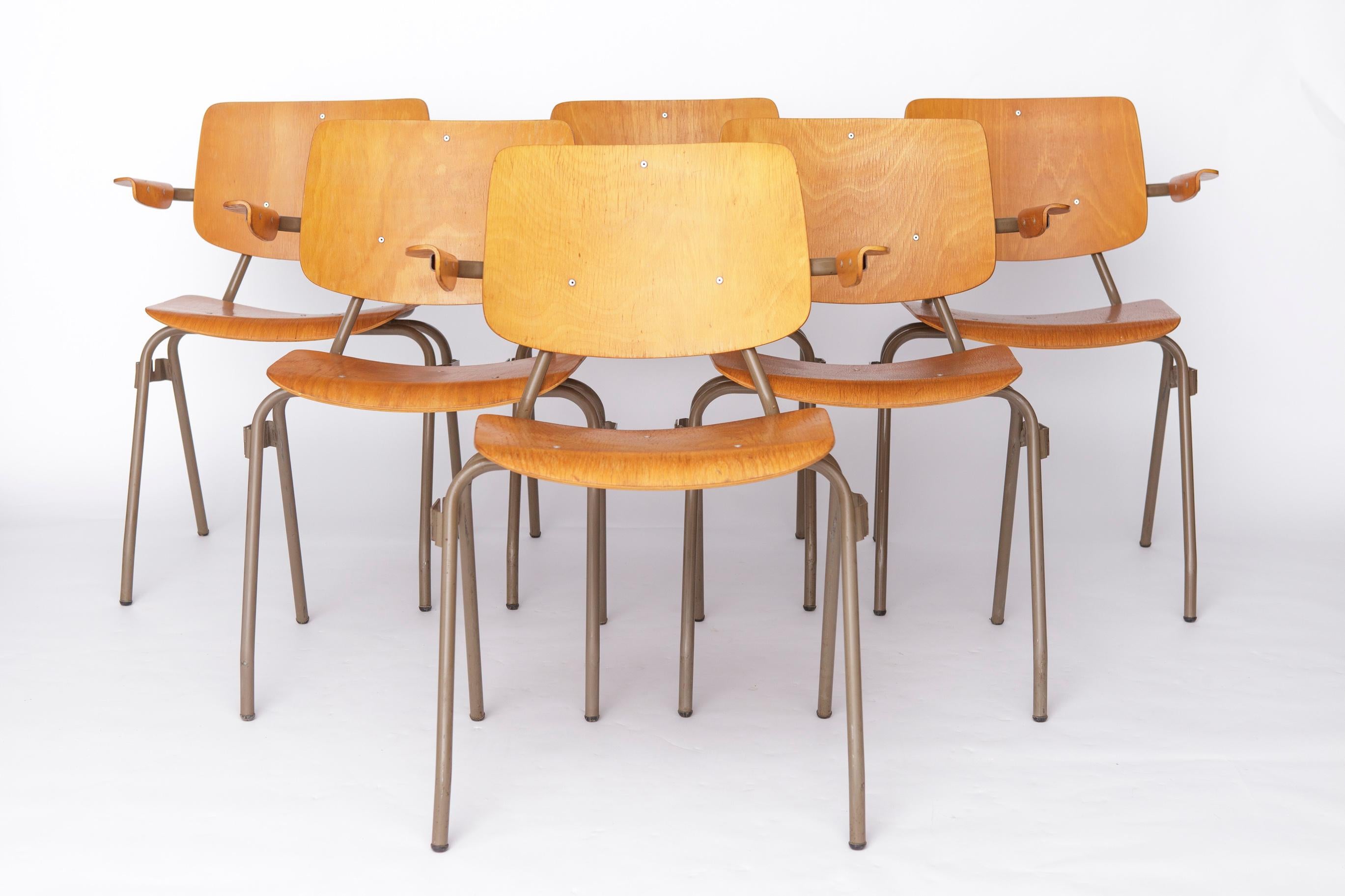 Ensemble de 6 chaises empilables Vintage par Kho Liang Ie pour CAR Katwijk, années 1950
Chaises empilables originales conçues par Kho Liang Ie pour CAR Katwijk dans les années 1950.
Le prix affiché est celui d'un ensemble de 6 chaises.

Chaque