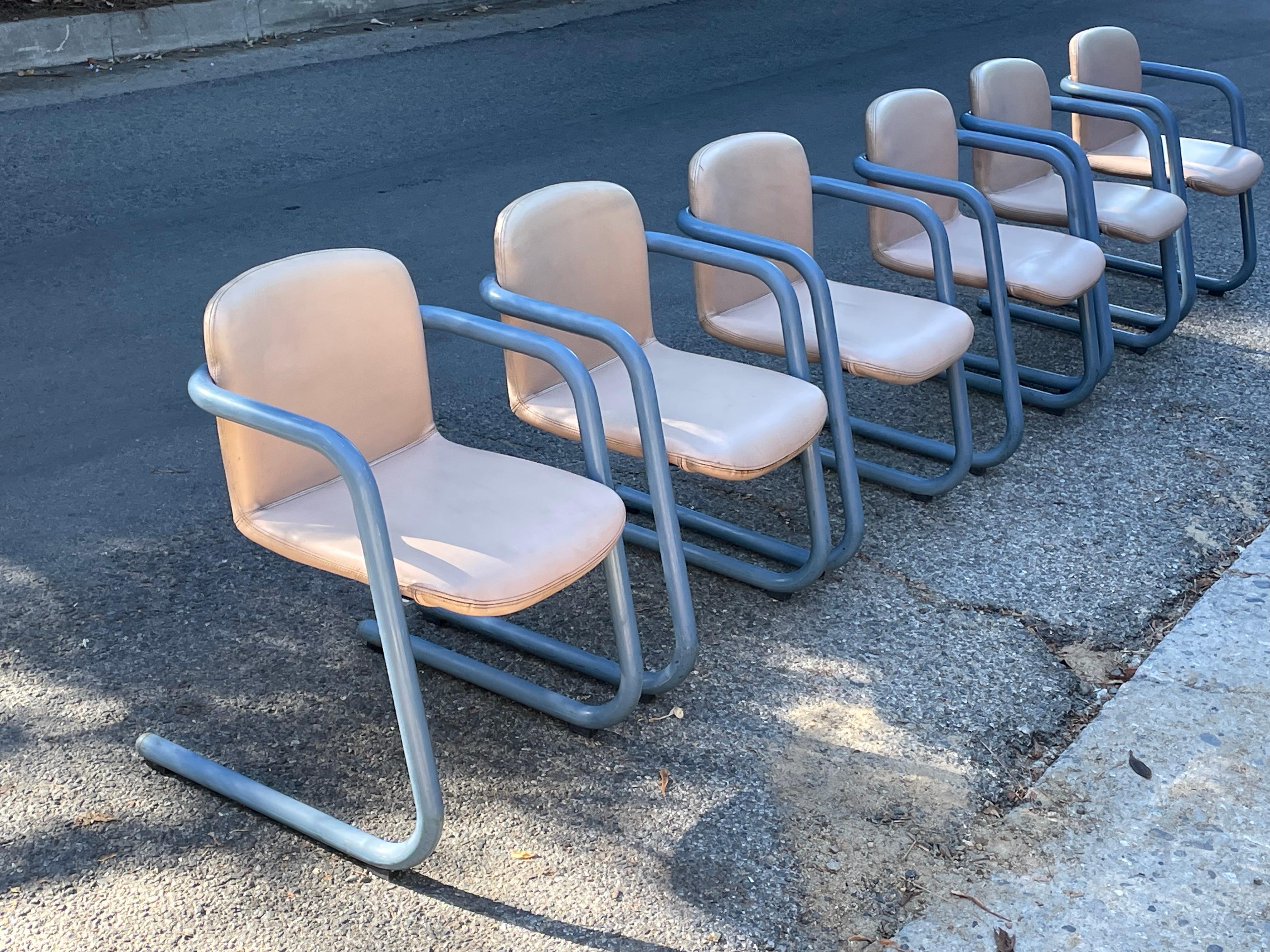 Satz von 6 Vintage Kinetics Blue & Tan 100/300 Stühlen, ca. 1970er Jahre in gutem Zustand. Entworfen von Philip Salmon und Hugh Hamilton für Kinetics.

Wirklich cool. Der Preis gilt für den Satz von sechs Stück.

Sehr guter Vintage-Zustand mit