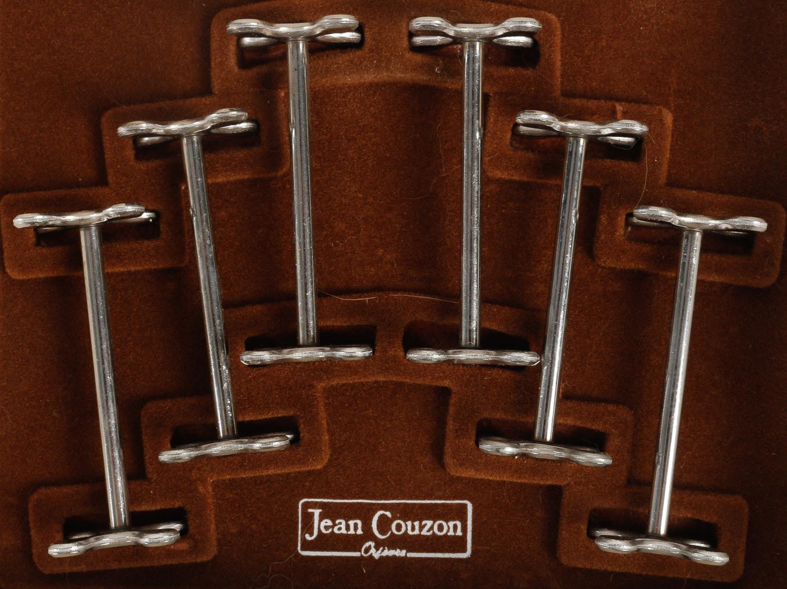 Set of 6 knife rests by La Maison Jean Goujon, XXth Century.

Set of 6 silver plated knife rests from the Maison Jean Goujon, Goldsmith, Maltese Cross model, in original box, 1980, new condition.  

H: 3,5cm, W: 15,5cm, D: 19,5cm