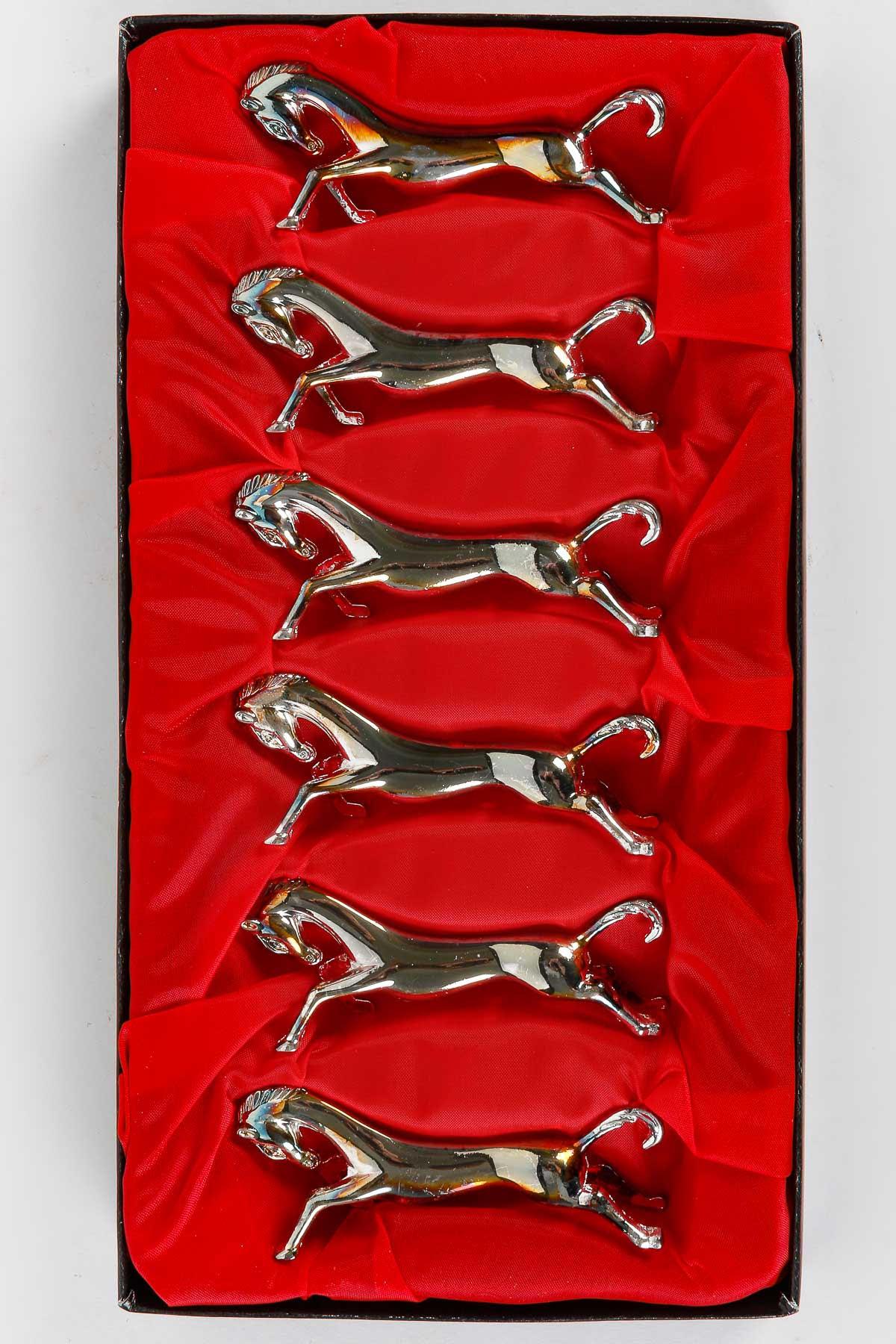 Set of 6 knife rests, Model Cheval, 1960.

Set of 6 knife rests, Model Cheval, 1960, silver plated, in original box.  
H: 2,5cm, W: 25cm, D: 13,5cm