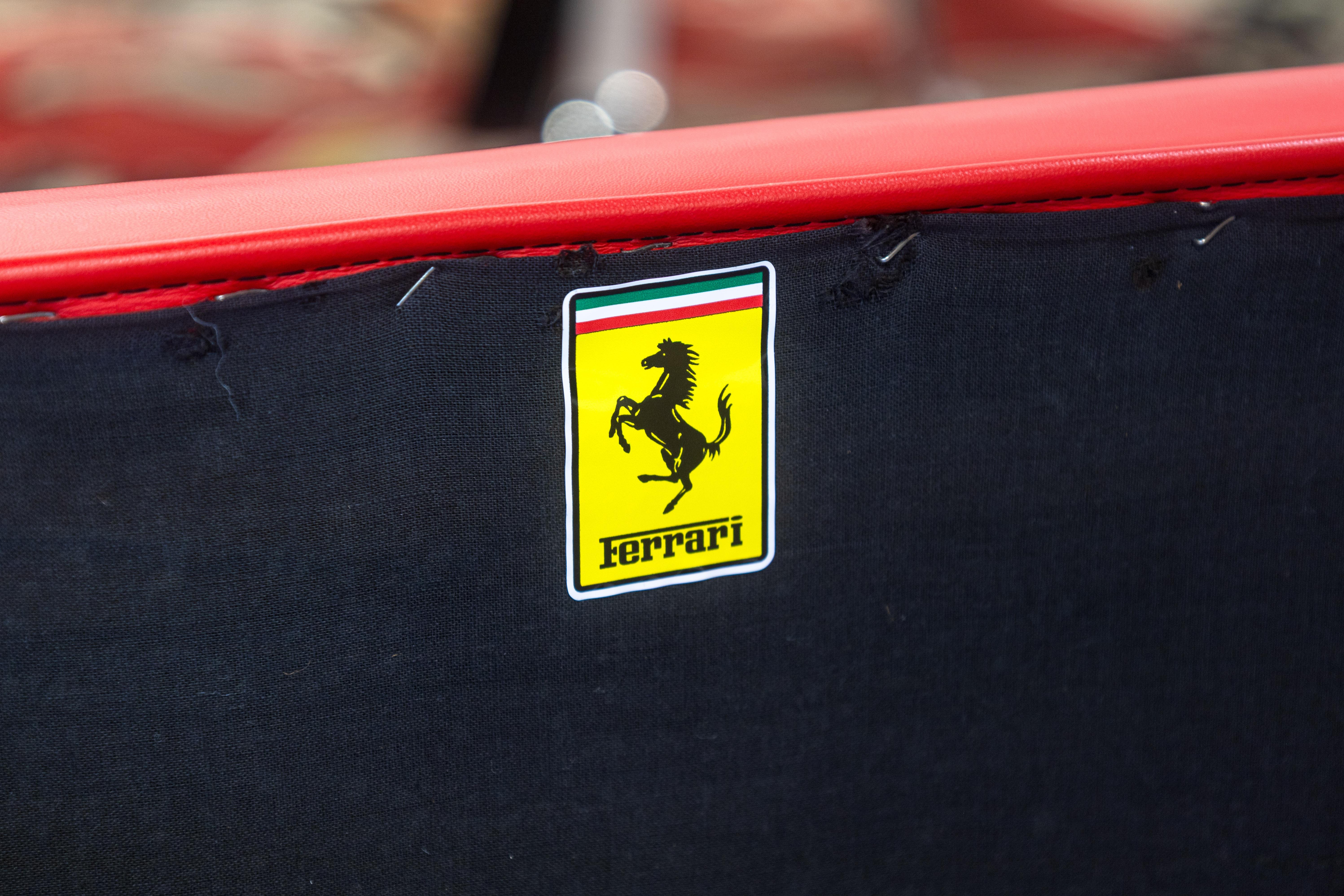 Set of 6 Knoll Brno Flat Bar Chrome Chairs with Authentic Ferrari Red Leather en venta 1