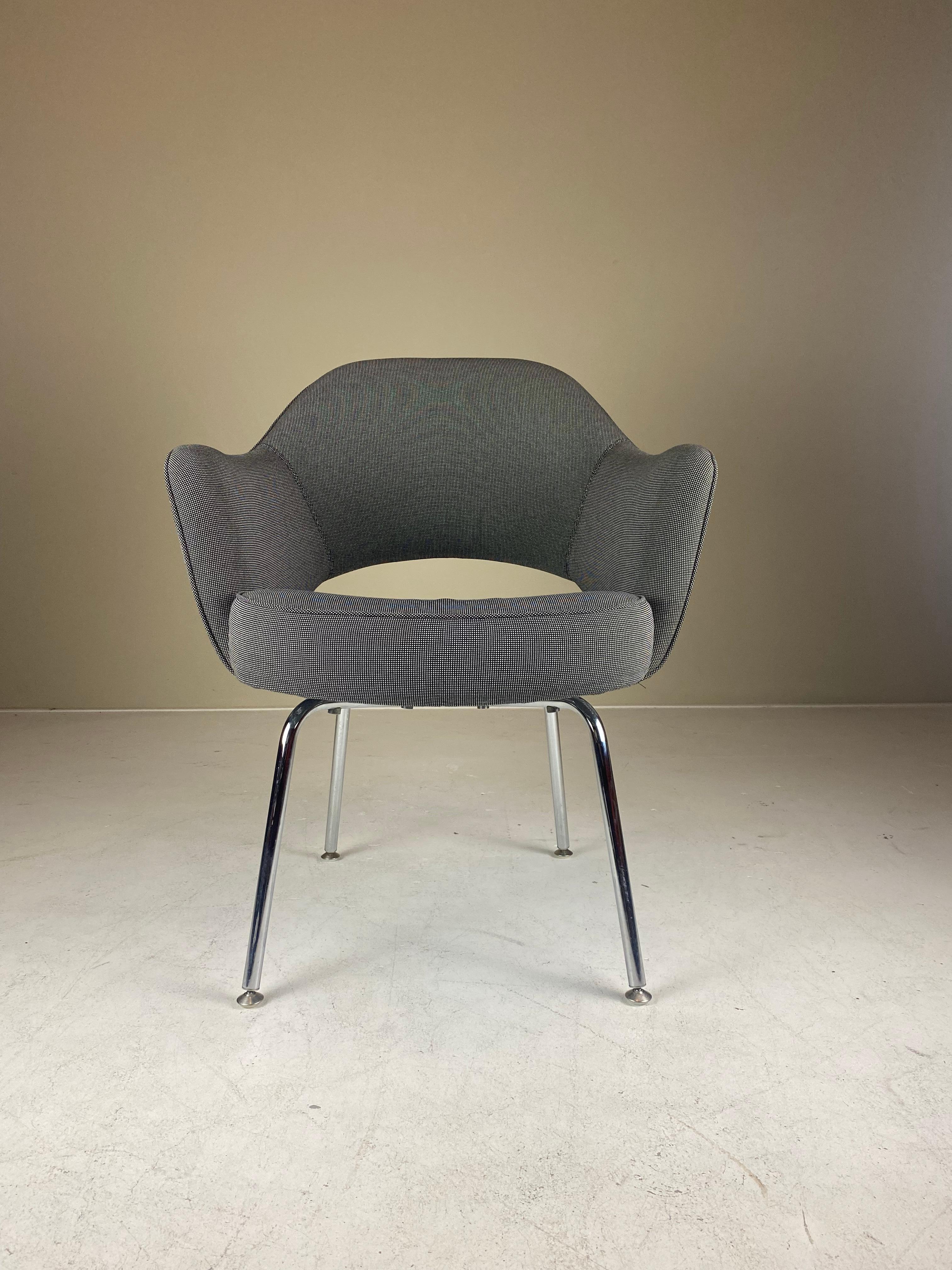 Following up on the collaboration with Charles Eames, with whom he won the Museum of Modern Art's 'Organic Design' competition in 1941, Eero Saarinen wanted to research further how to produce a comfortable chair through the organic shape of a shell.