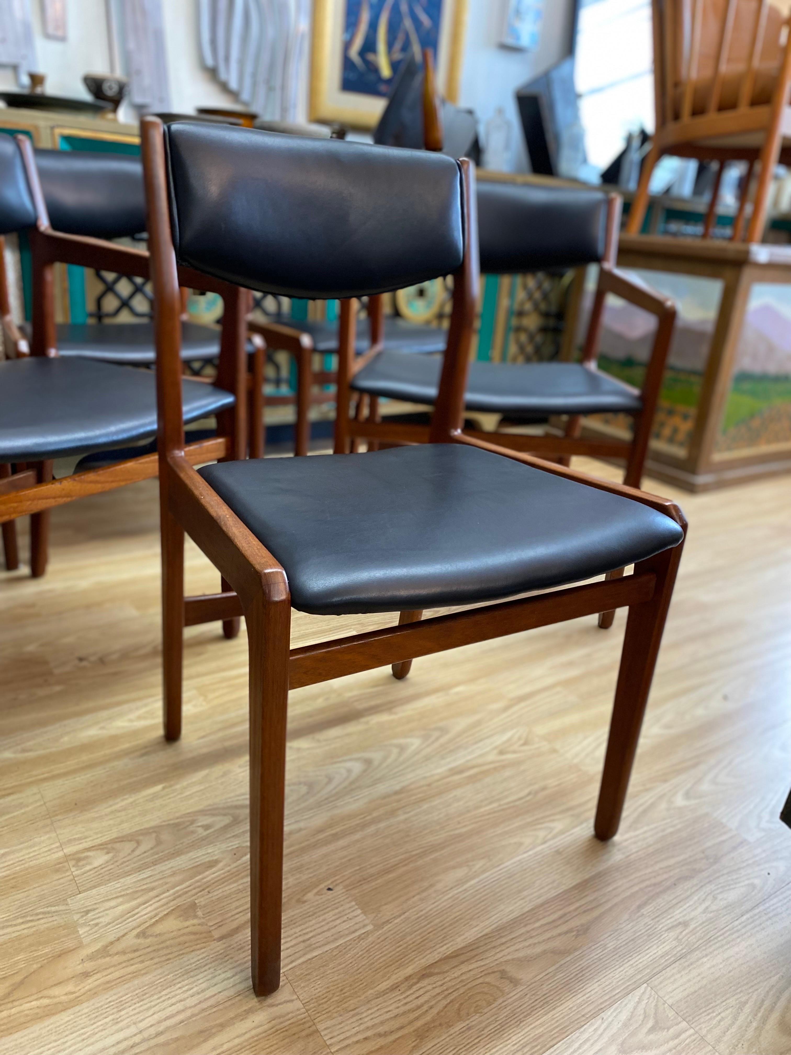 Set of 6 teak Danish modern dining chairs designed by Knud Andersen made of teak with leather seating and back resets. Danish mid-century modern dining chairs features 2 captain/arm chairs and 4 armless chairs. 

Dimension captain chairs: