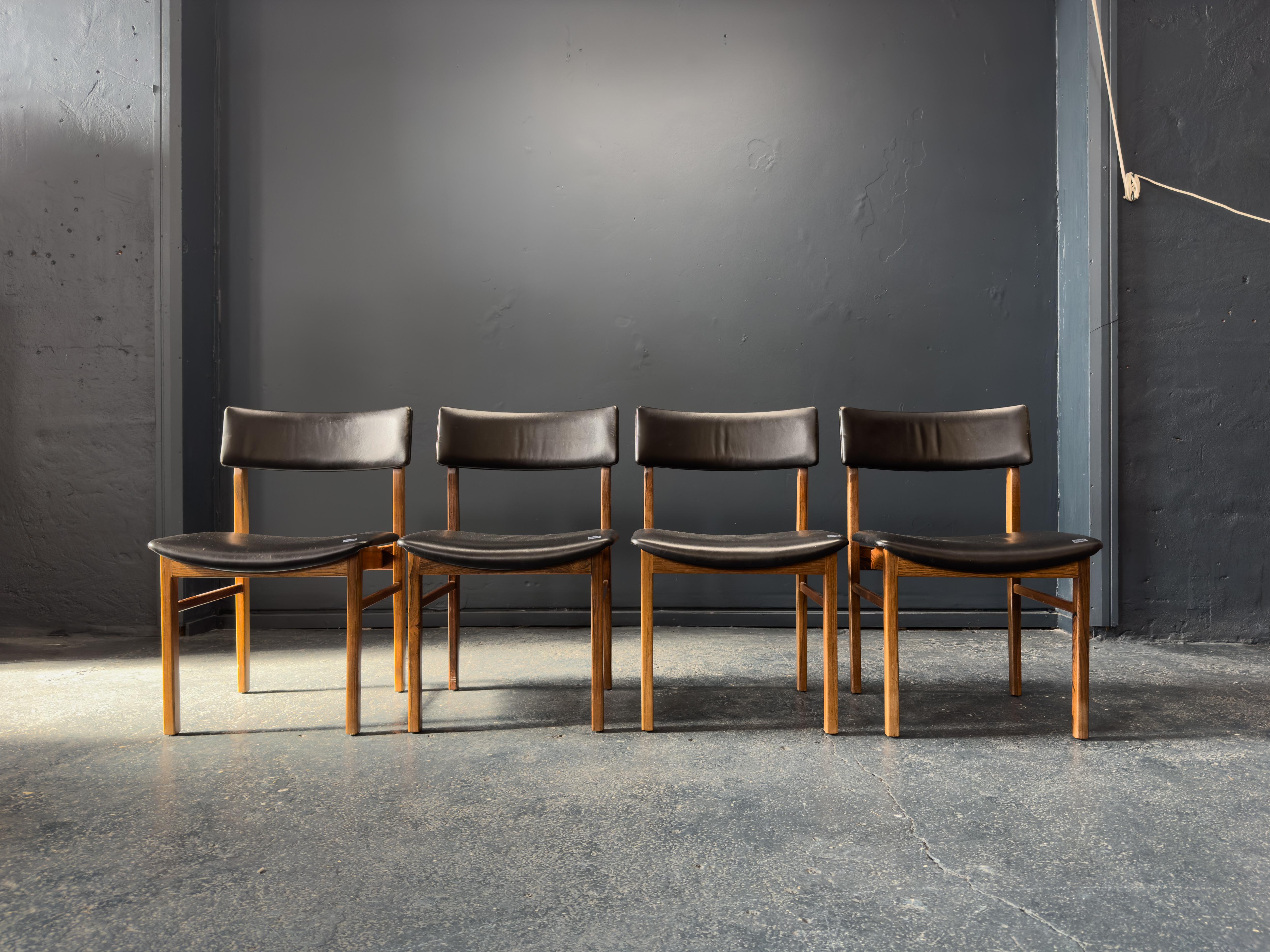 Questo raffinato set di sei sedie da pranzo del designer danese Kurt Østervig esemplifica la raffinatezza e la maestria del modernismo scandinavo. Realizzate in un legno dalle tonalità intense, le cornici presentano una falegnameria elegante,