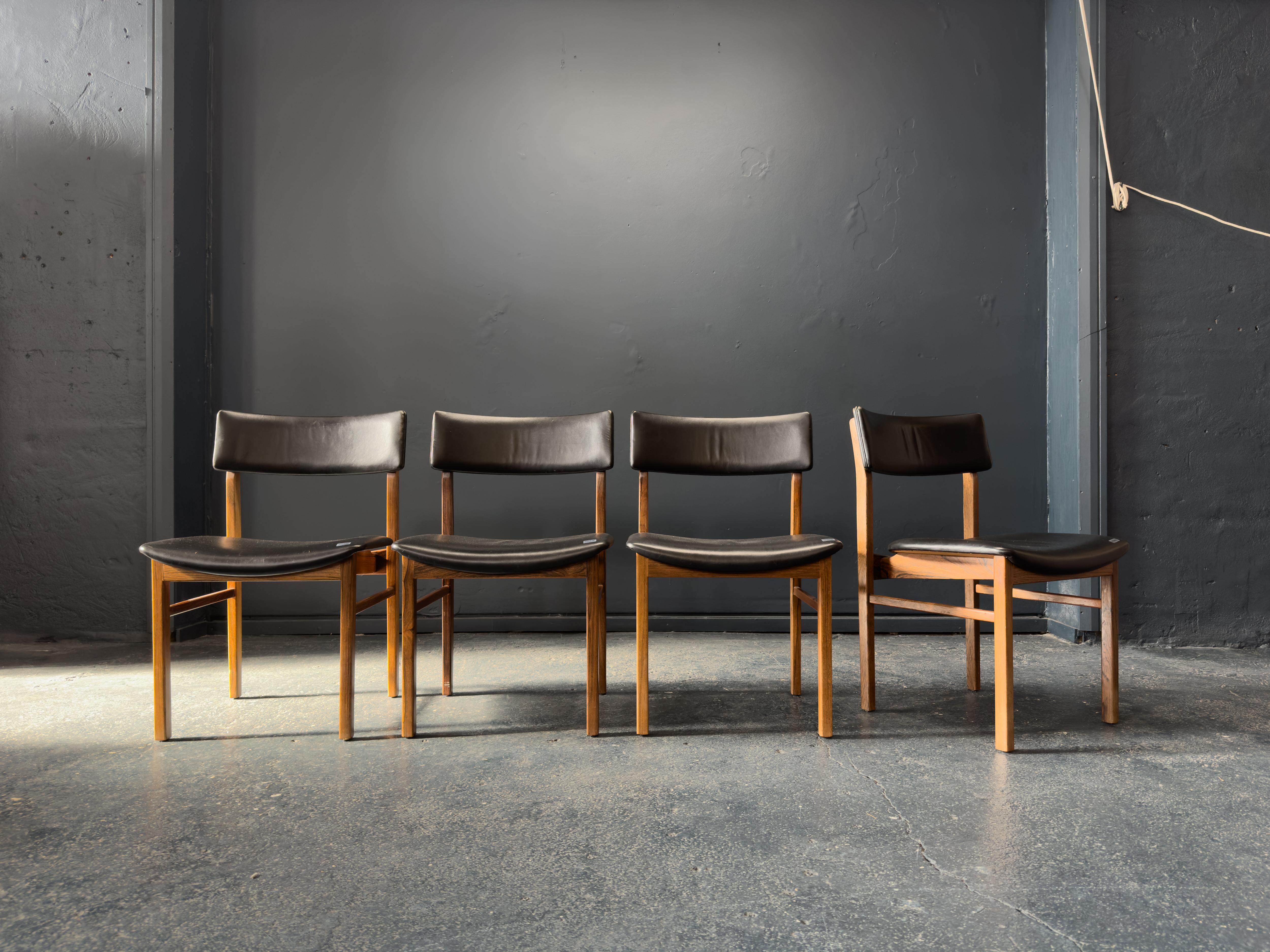 Mid-Century moderno Set di 6 sedie da pranzo in pelle nera Kurt Østervig in vendita