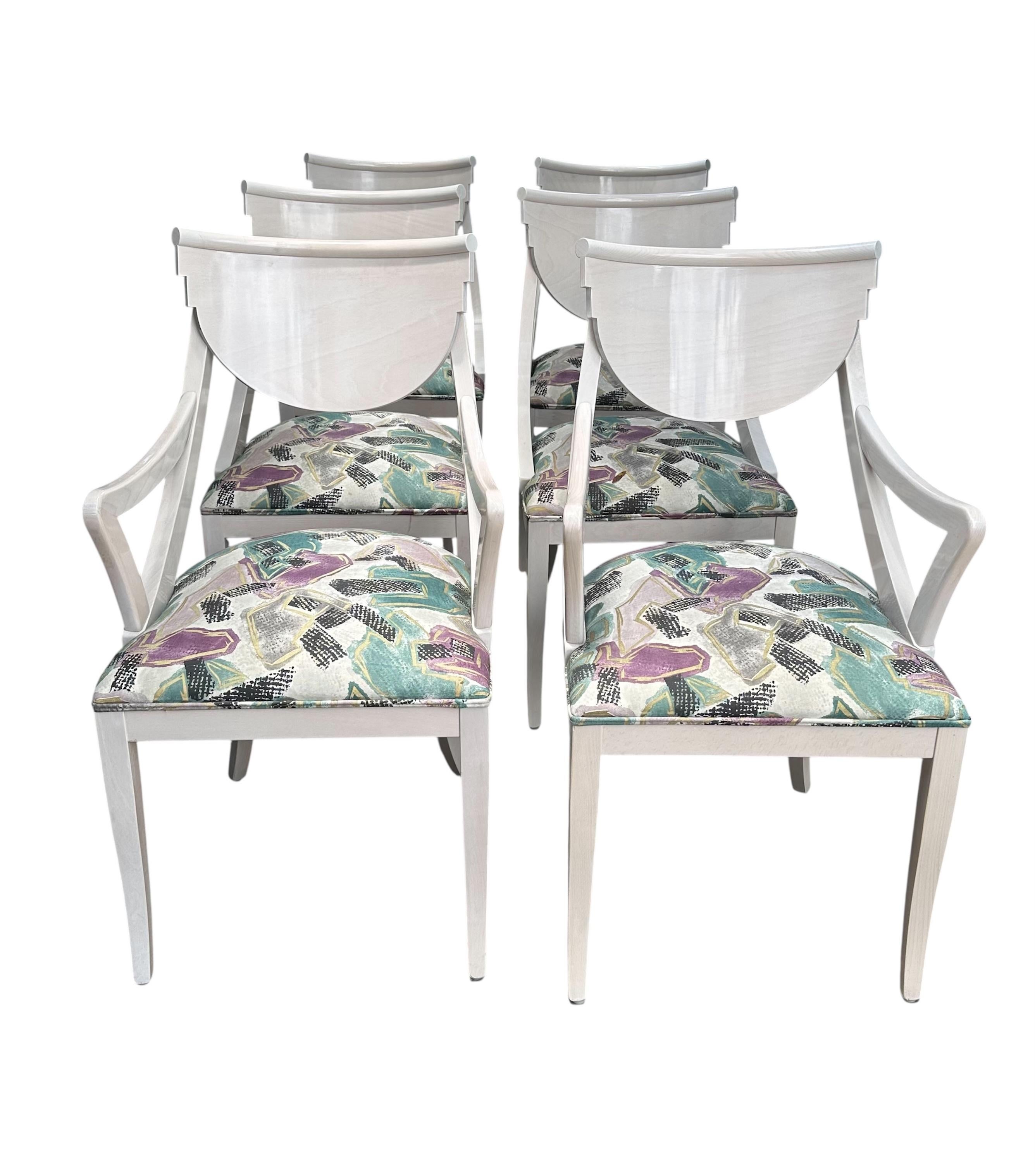 Ensemble de 6 chaises de salle à manger Hollywood Regency en bois laqué par Pietro Costantini.
 
Cet ensemble fantastique et glamour de six chaises de salle à manger de Pietro Costantini est un excellent exemple de design italien des années 1980.
