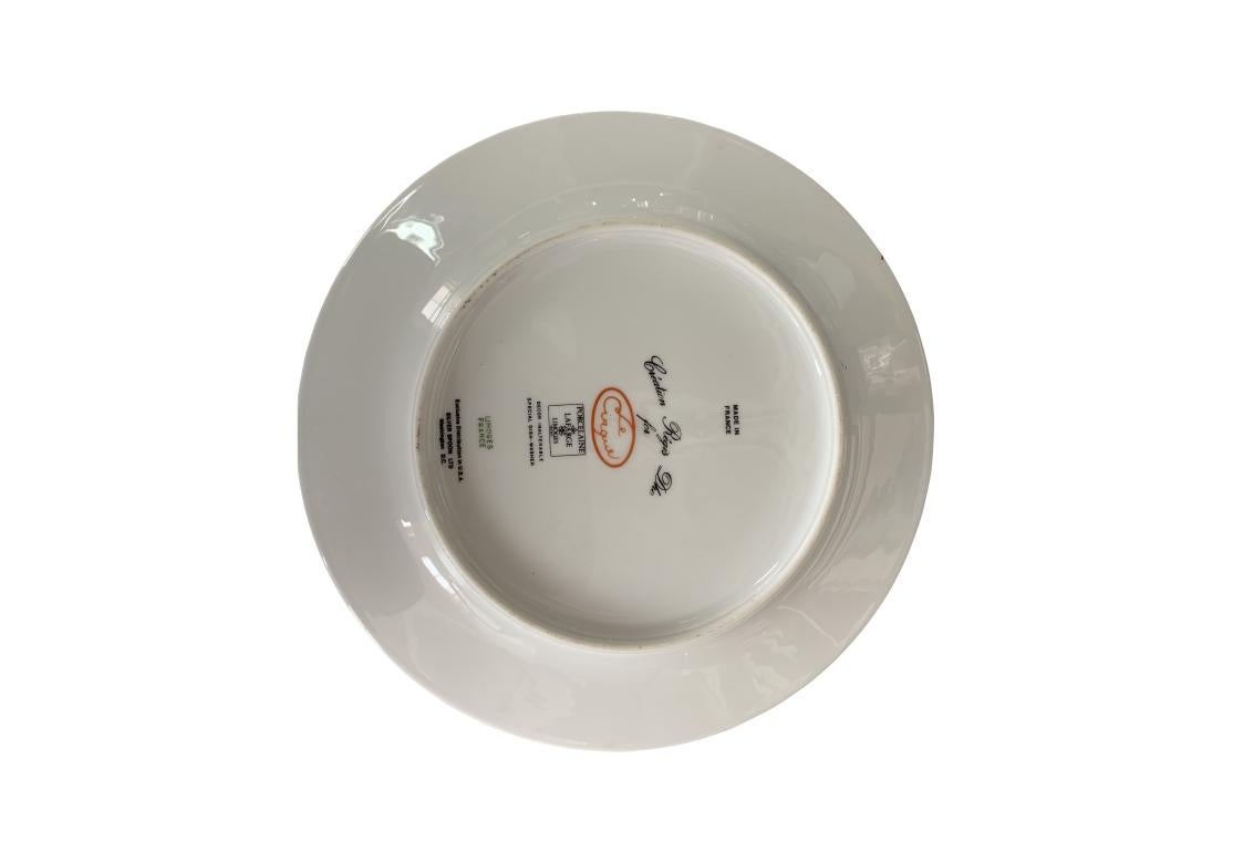 Un ensemble de six assiettes à salade Lafarge Limoges pour Le Cirque affichant des bordures orange avec des scènes de singes cueillant des fruits. Marque Le Cirque sur la bordure. Les assiettes en porcelaine blanche sont ornées d'une bordure verte.