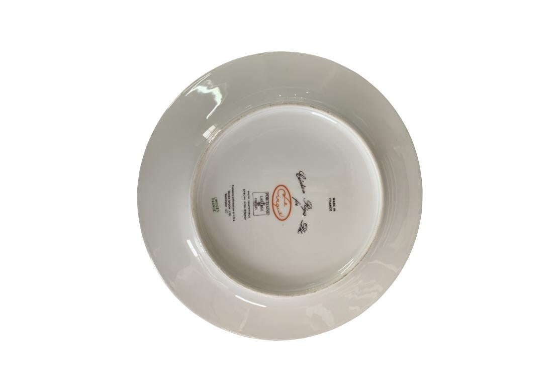 Un ensemble de six assiettes à salade en porcelaine de Limoges pour le restaurant Le Cirque présentant des bordures vertes vibrantes avec des scènes de singes cueillant des fruits.

Dimensions : 8 7/8