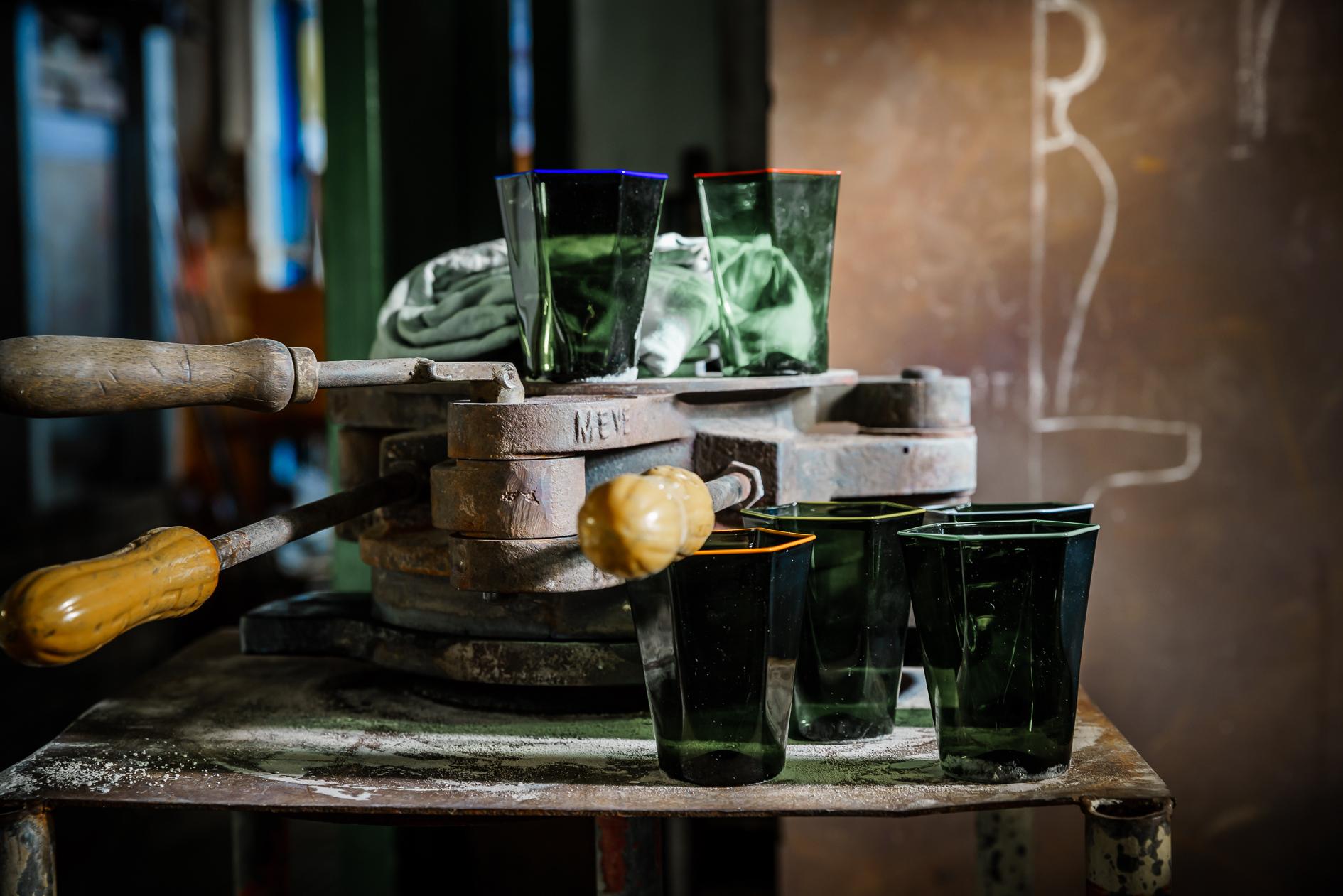 Contemporary Set of 6 LAGUNA glasses with rims in different colors, by Giberto Venezia For Sale