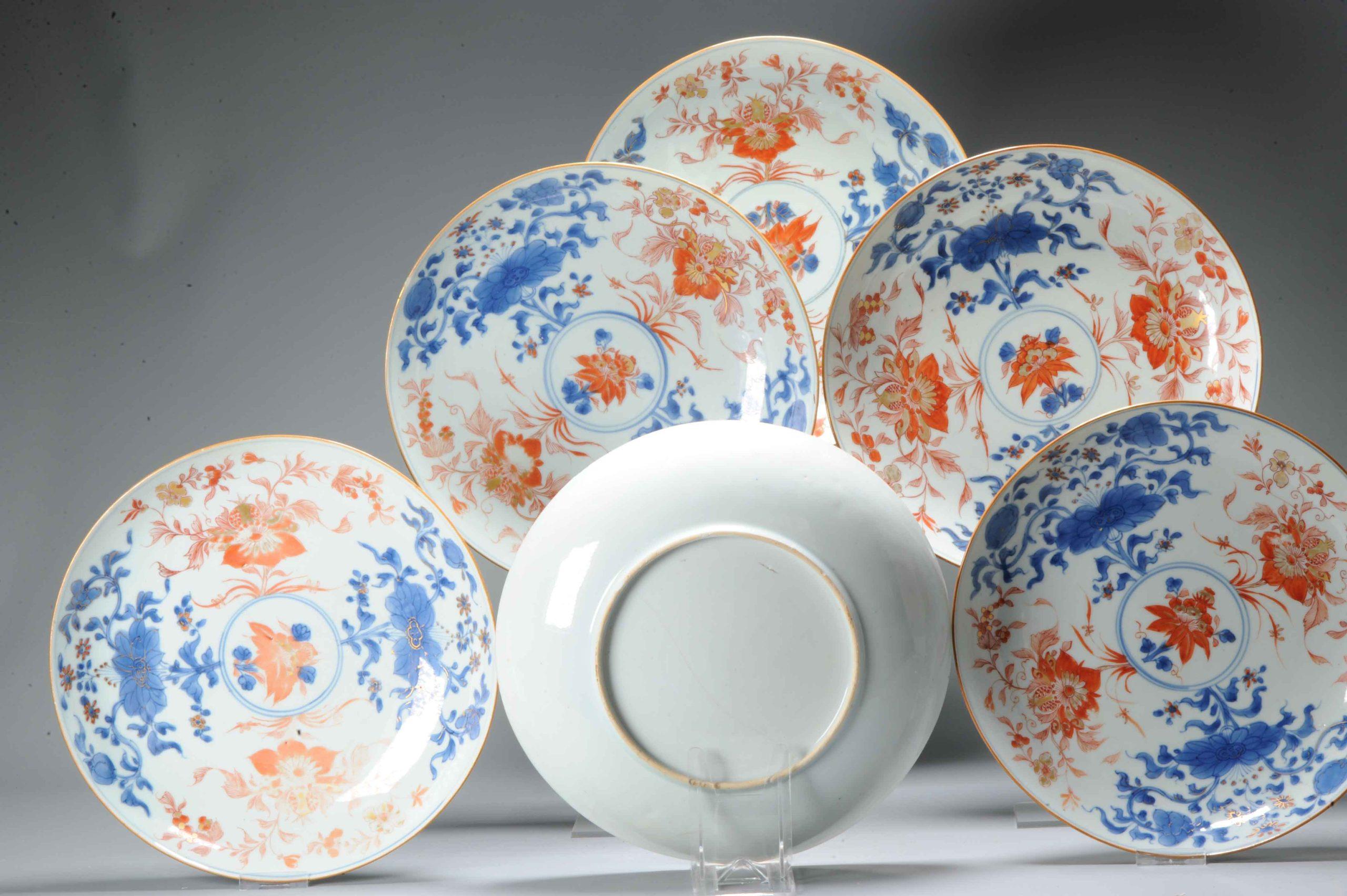 Große Größe und schöne und hohe Qualität Kangxi Tafelservice in Imari-Palette. Die Teller zeigen alle ein florales Design in der Umrandung und einem Teil des zentralen Tellers.

Zusätzliche Informationen:
MATERIAL: Porzellan &