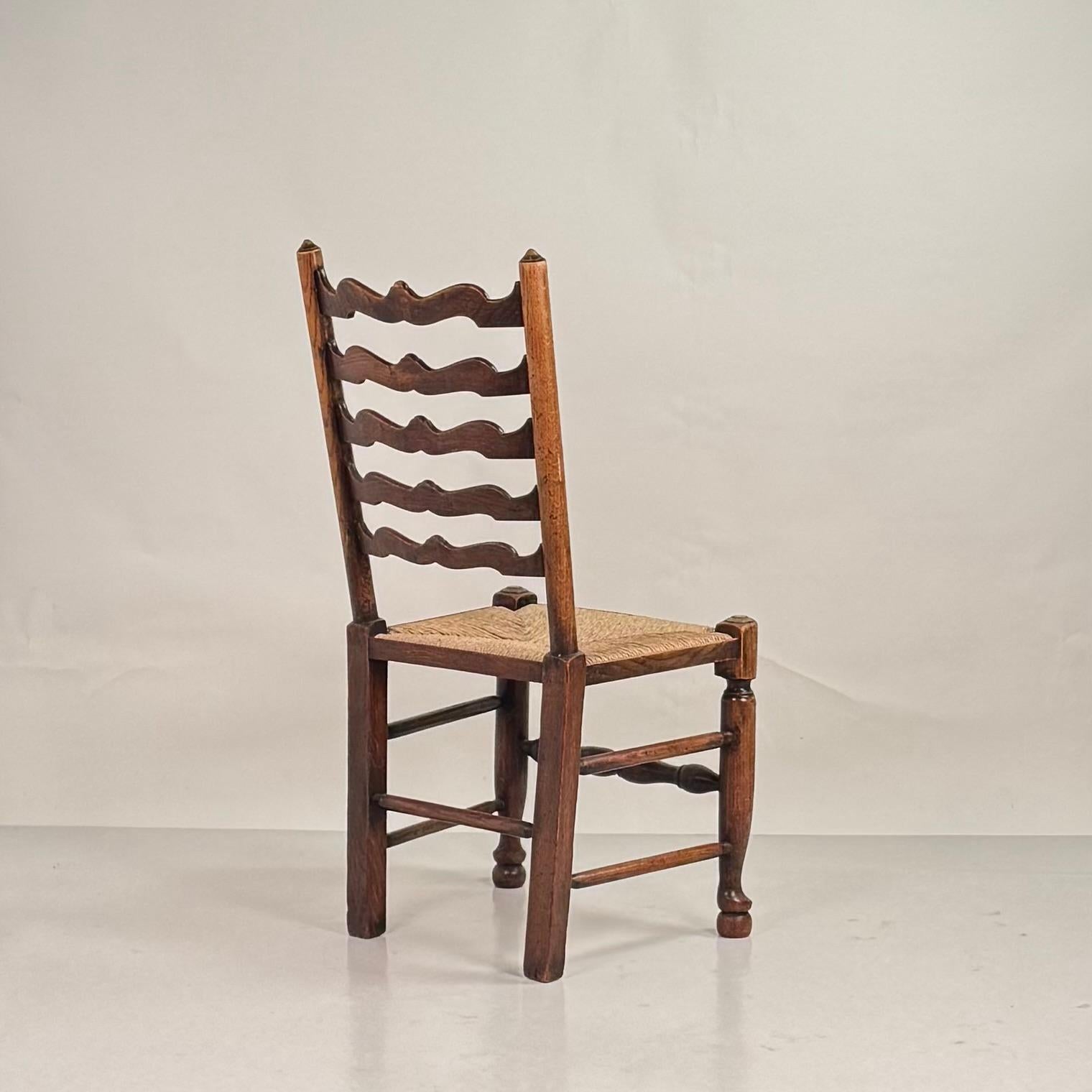 Set of 6 Large English Ladder Back Oak and Rush Dining Chairs In Good Condition For Sale In Los Angeles, CA