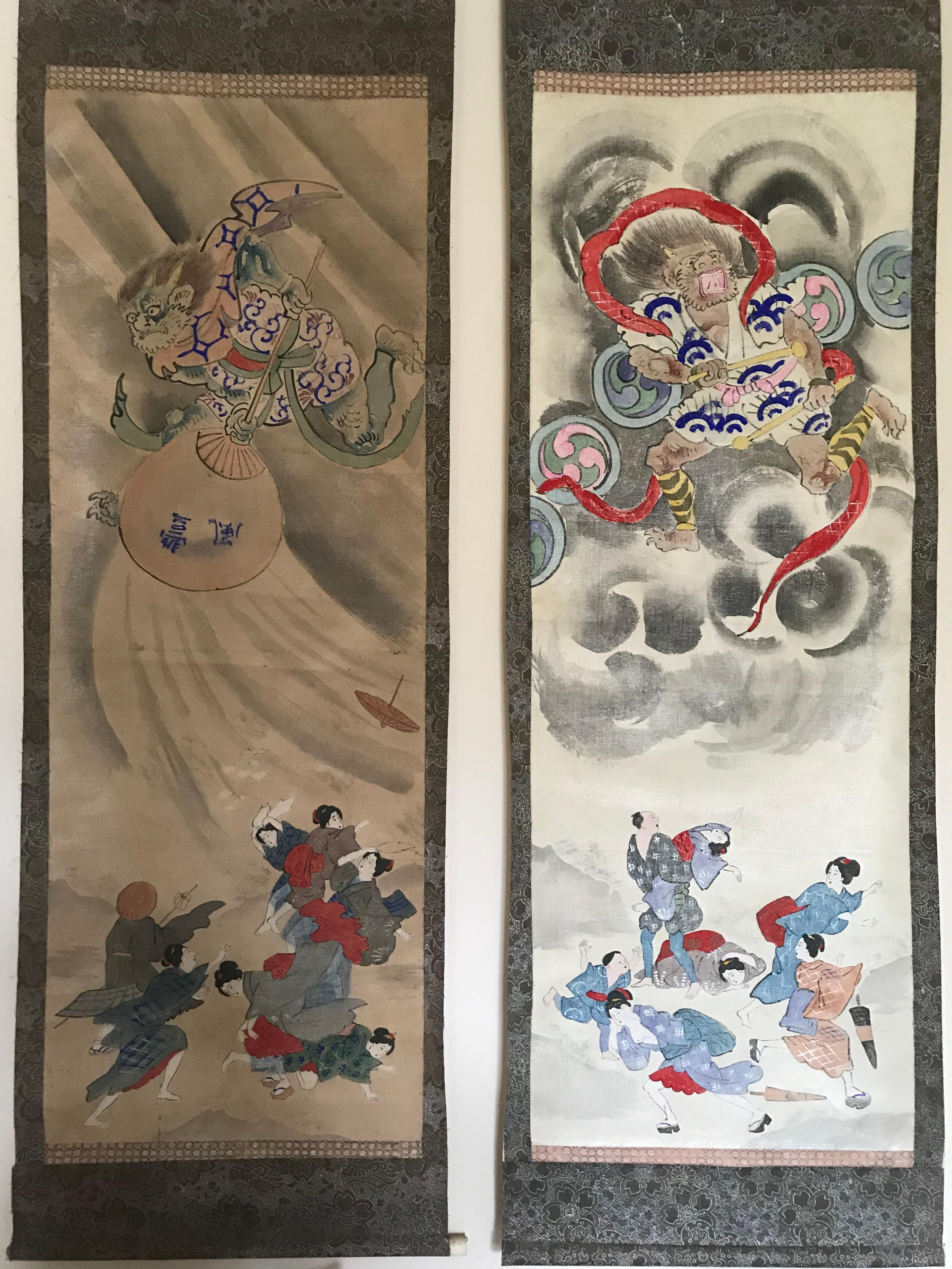 Magnifique ensemble de 6 grands kakemonos de la mythologie japonaise du 19e siècle. 
Support papier avec toile collée sur le papier 
Merveilleux ensemble qui fait partie de l'histoire et des croyances du Japon.
Lorsqu'ils ne sont pas suspendus,