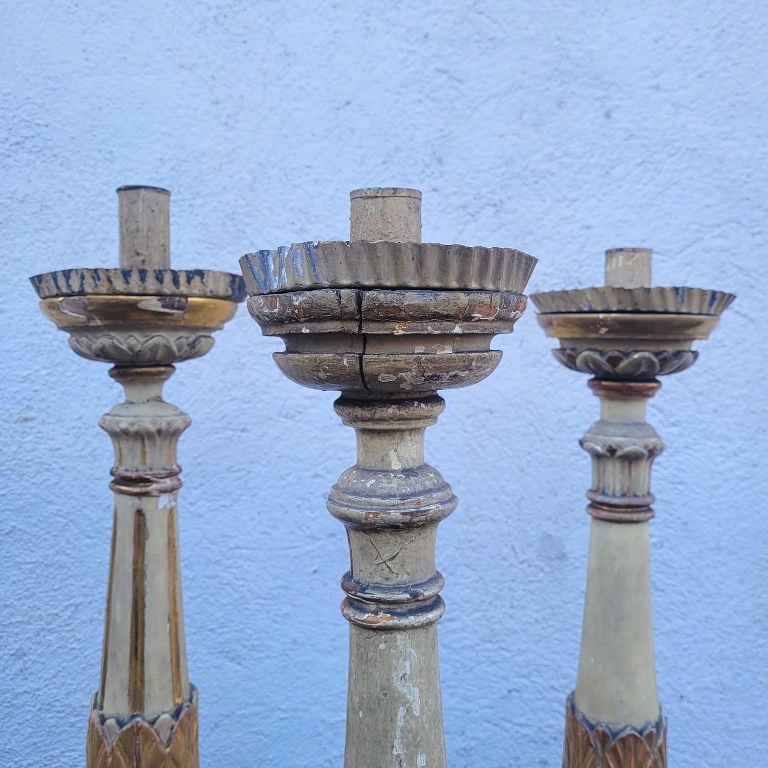 Set Of 6 Large Lacquered And Gilded Wooden Candlesticks, Early 19th Century en vente 5
