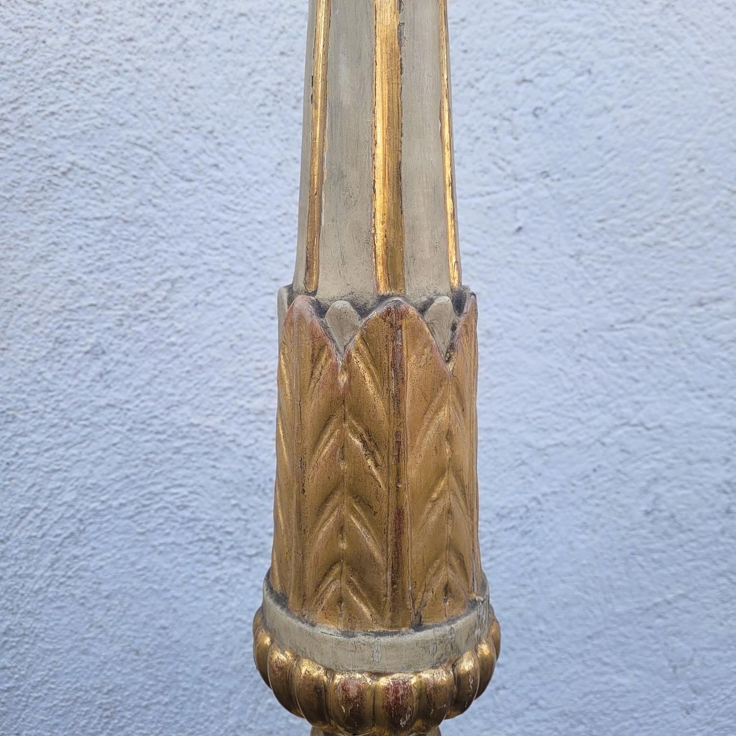 italien Set Of 6 Large Lacquered And Gilded Wooden Candlesticks, Early 19th Century en vente