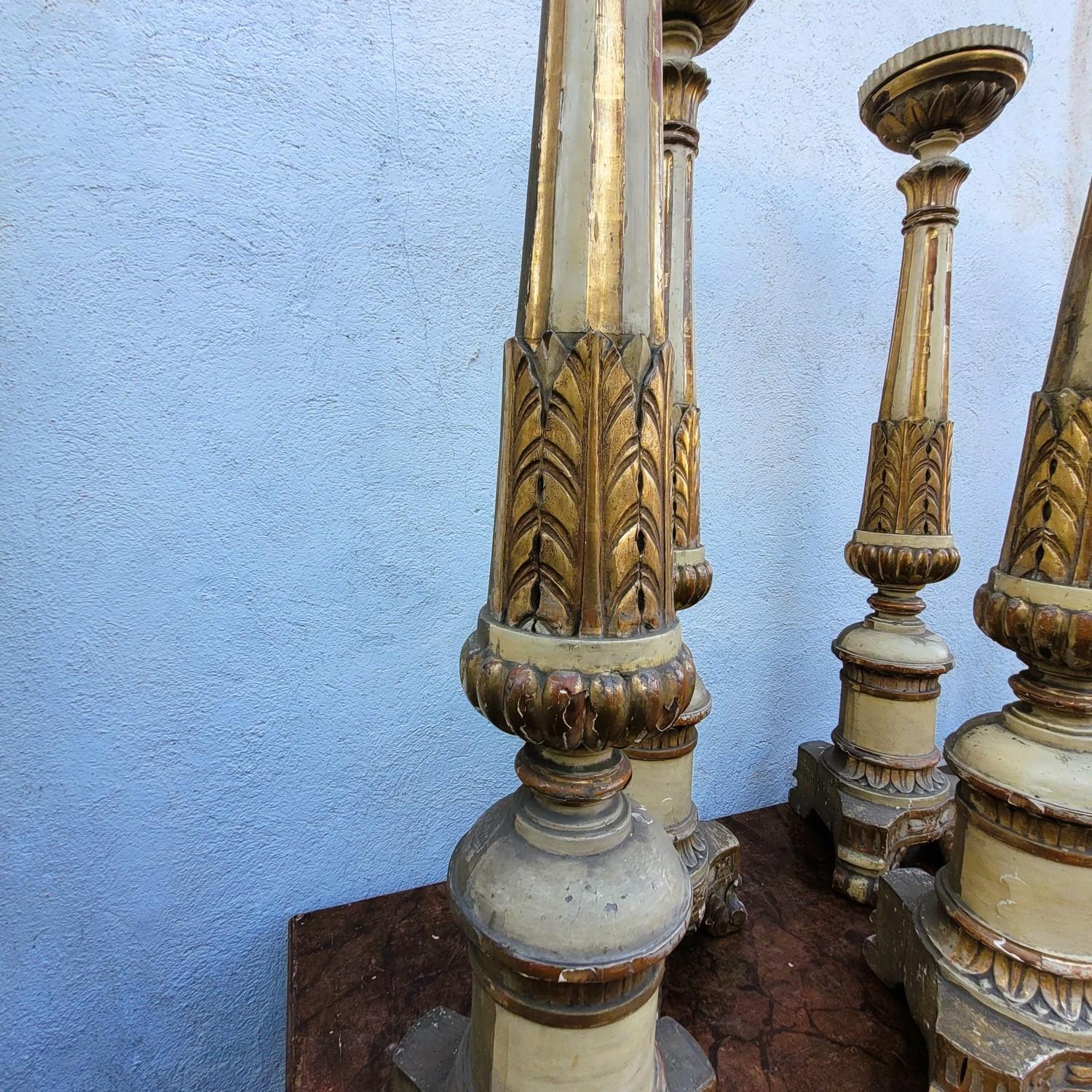 Bois Set Of 6 Large Lacquered And Gilded Wooden Candlesticks, Early 19th Century en vente