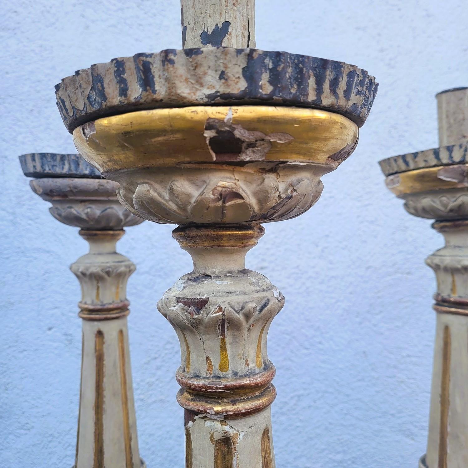 Bois Set Of 6 Large Lacquered And Gilded Wooden Candlesticks, Early 19th Century en vente