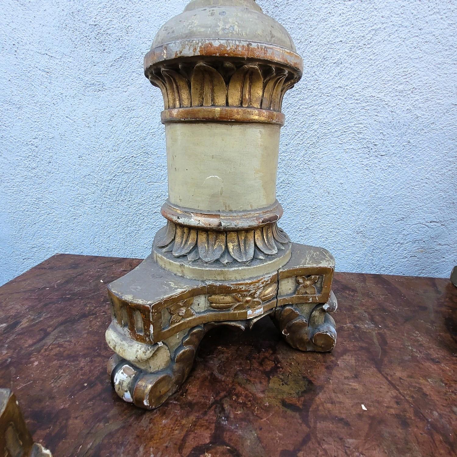 Set Of 6 Large Lacquered And Gilded Wooden Candlesticks, Early 19th Century en vente 1