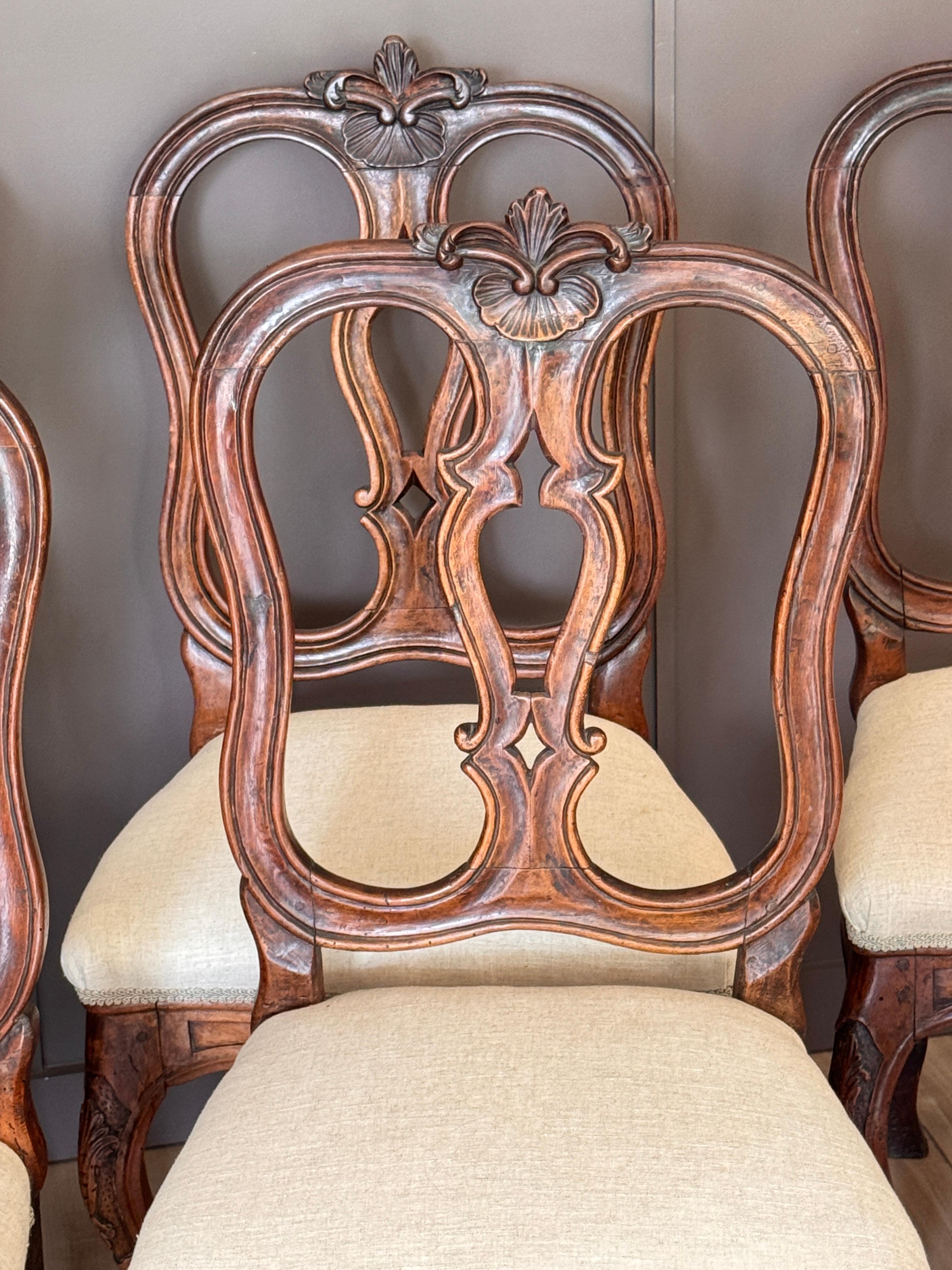 6 Stühle aus geschnitztem Nussbaumholz, 18. Jahrhundert, Frankreich (Französisch) im Angebot